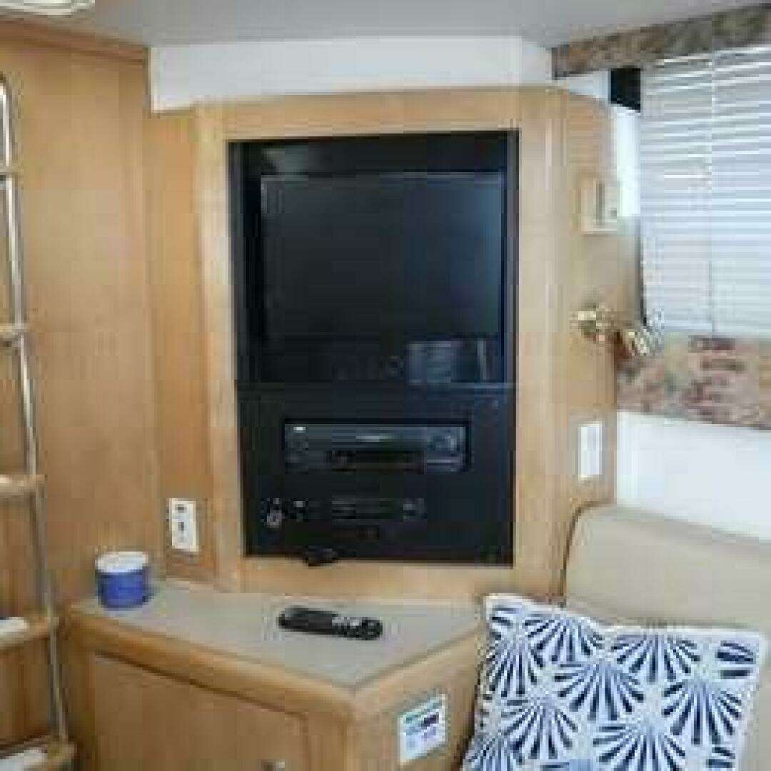 2001 Carver 350 Mariner - Image 7