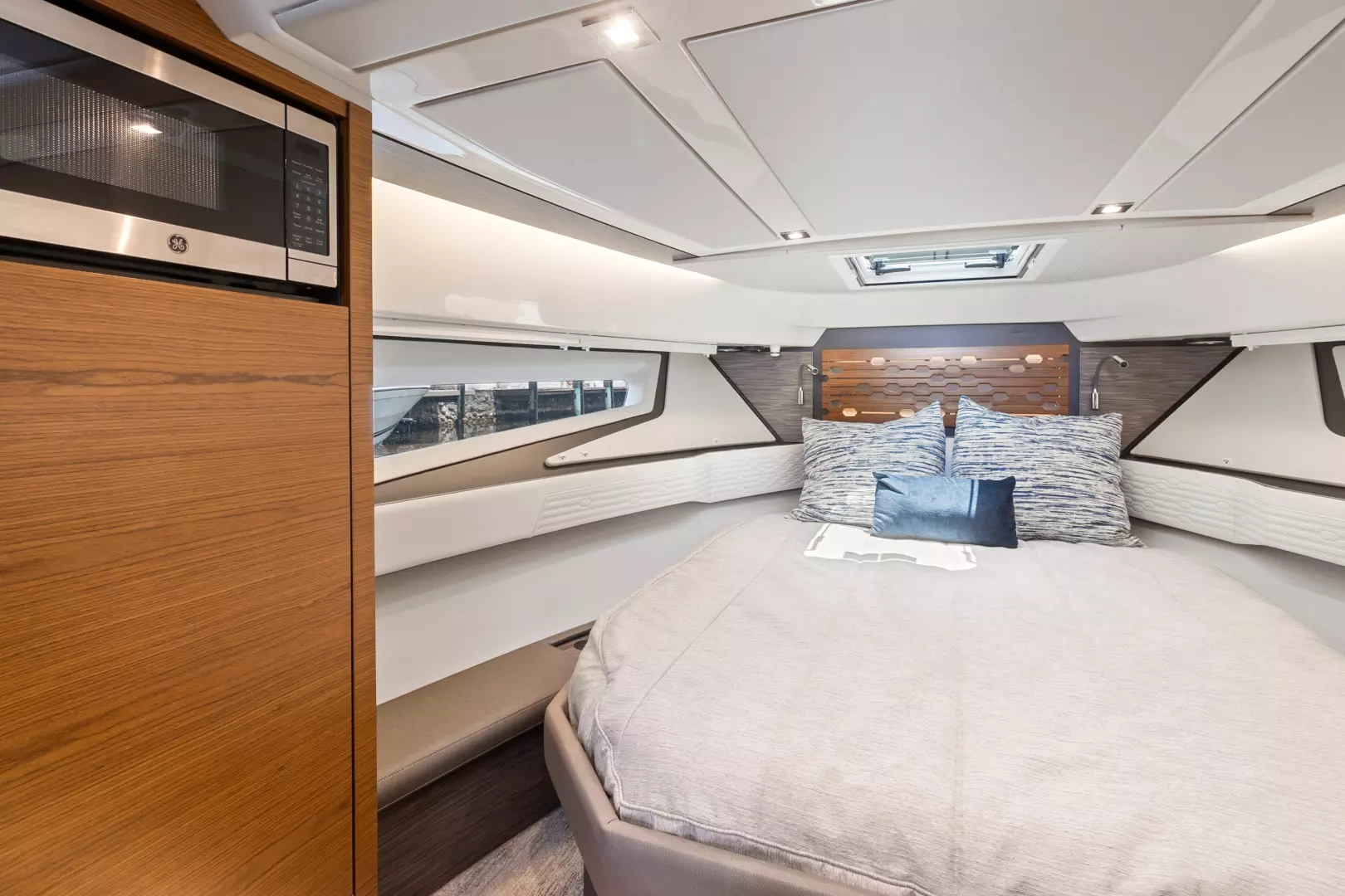2021 Tiara Yachts 43 LE - Image 24