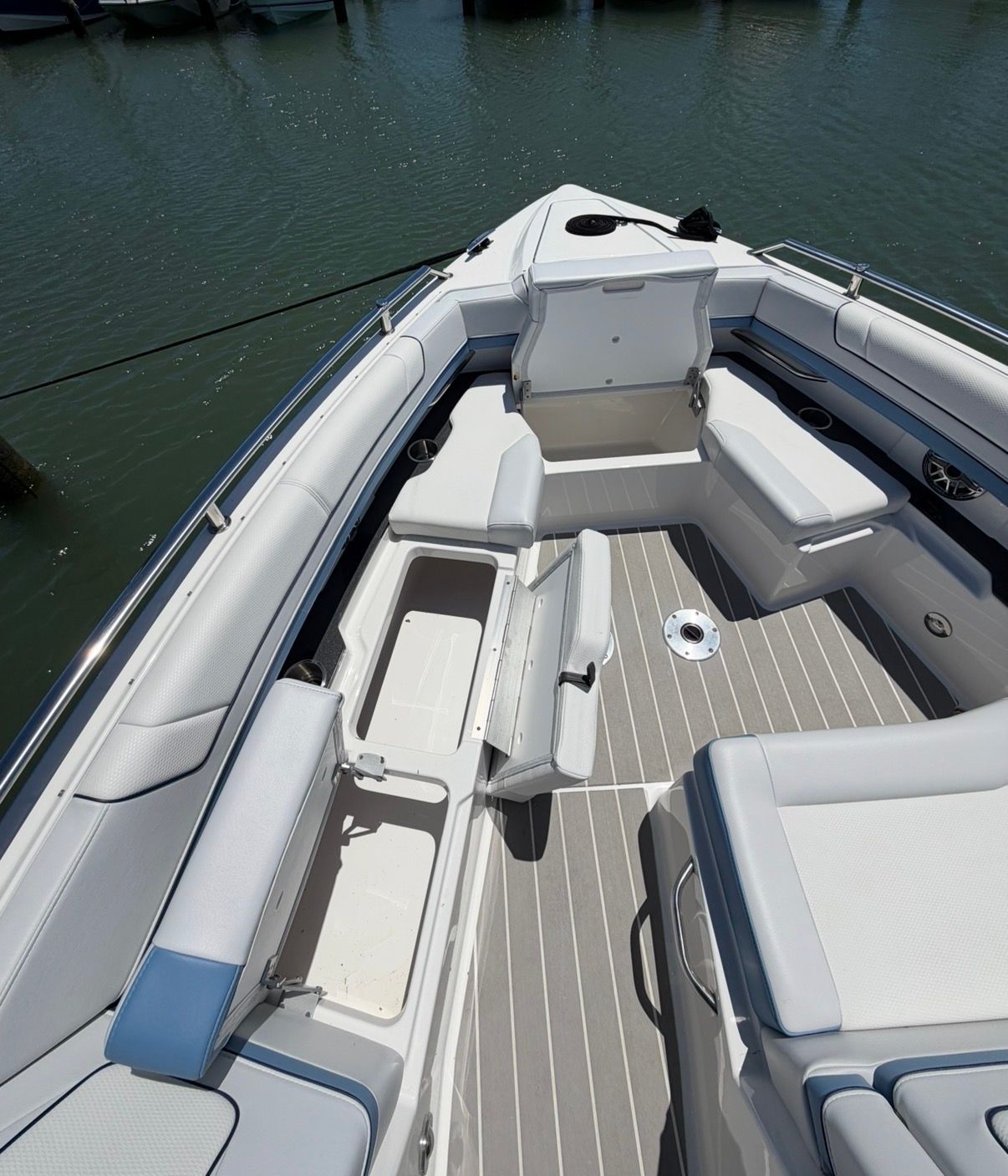 2025 Formula 330 Crossover Bowrider OB - 9