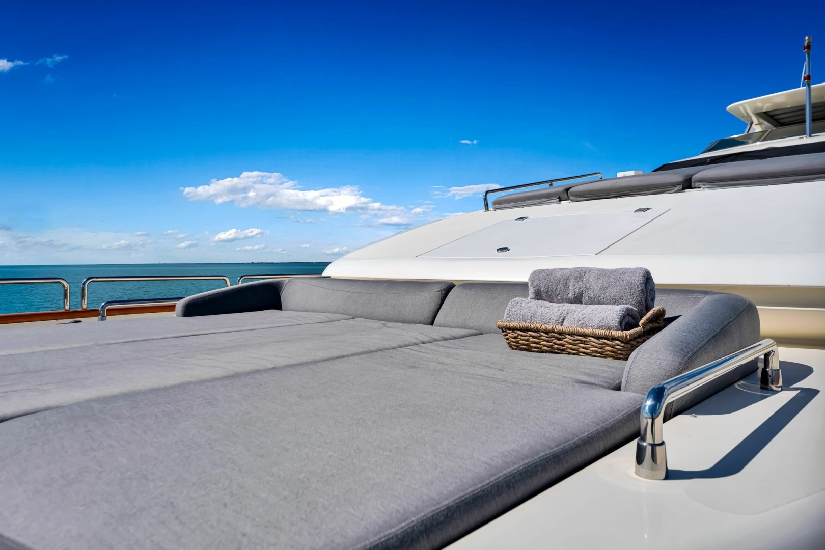 2005 Azimut 105 - Image 40