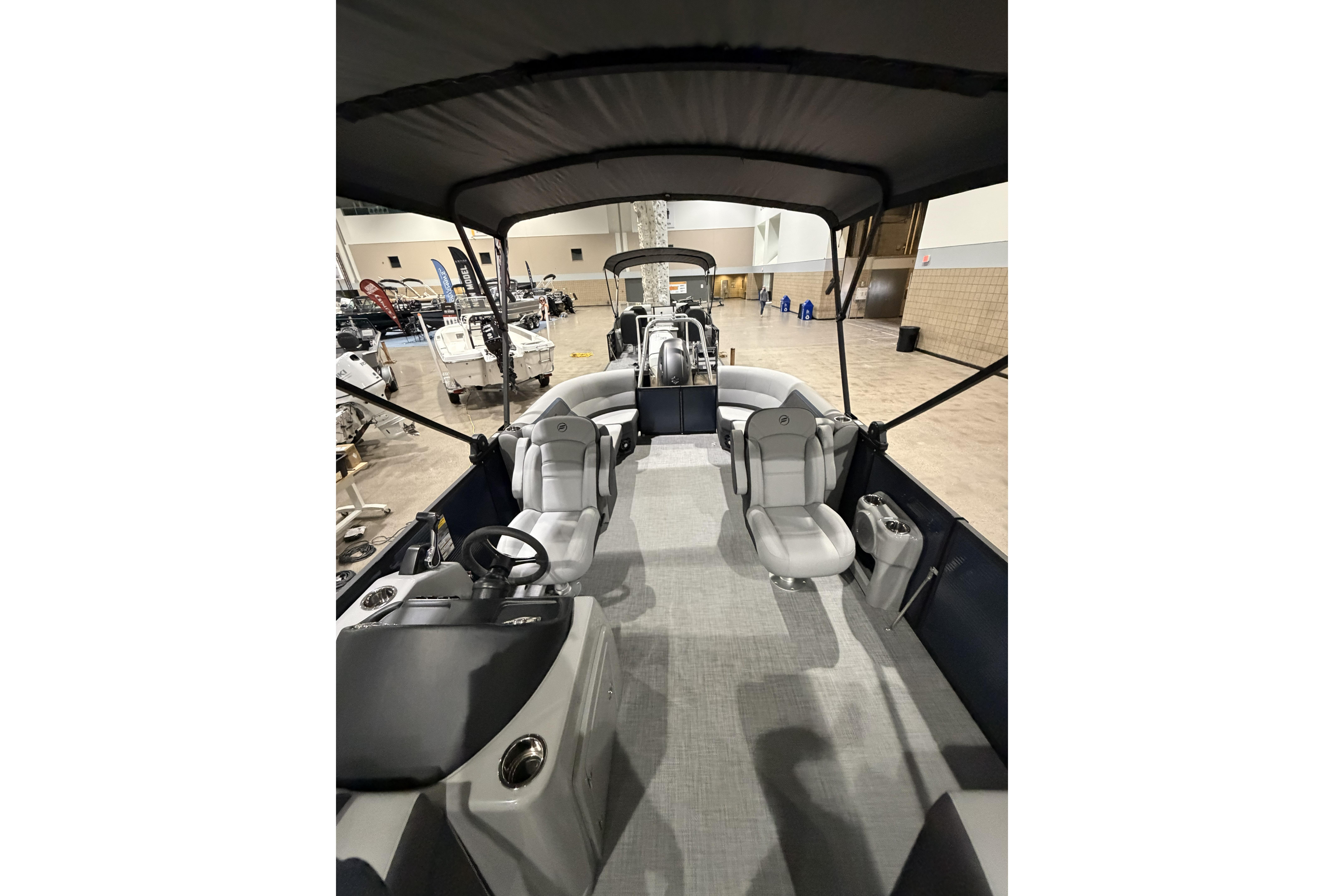 2026 Flagship Discover 22CU boat interior with extended deck, featuring modern seating and helm.