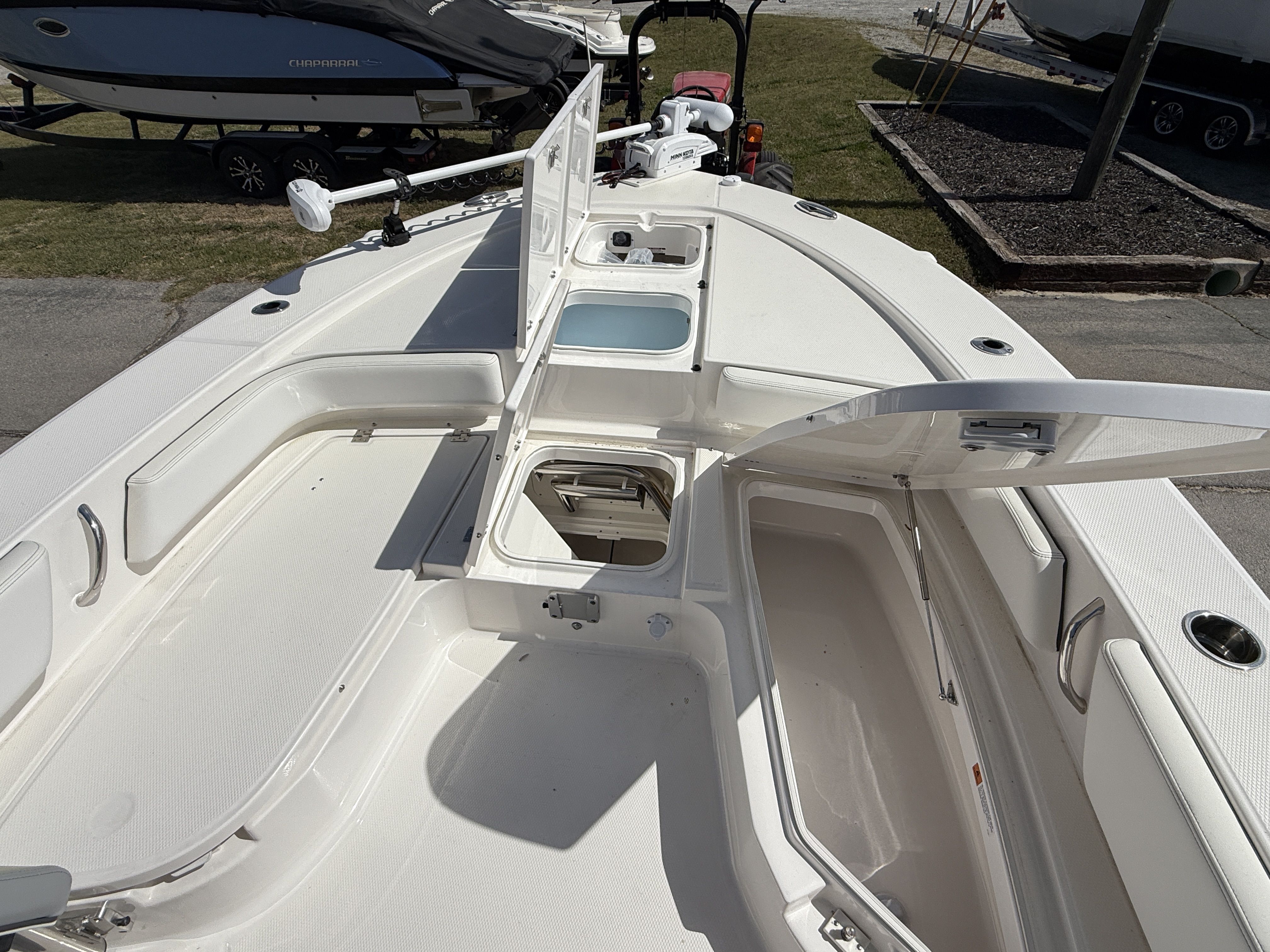 2026 Robalo 246 Cayman - 4