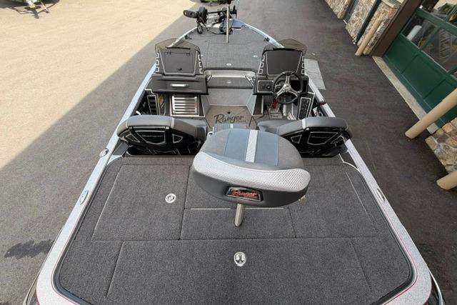 2026 Ranger Z519R fishing boat with spacious deck and advanced seating.