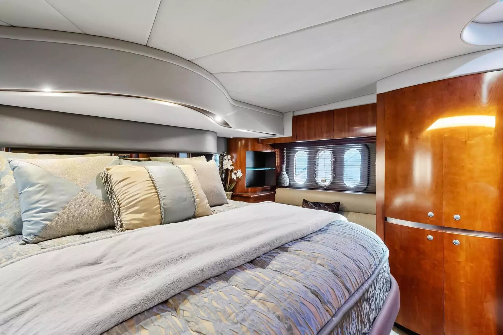 2007 Cruisers 520 Express - Image 24