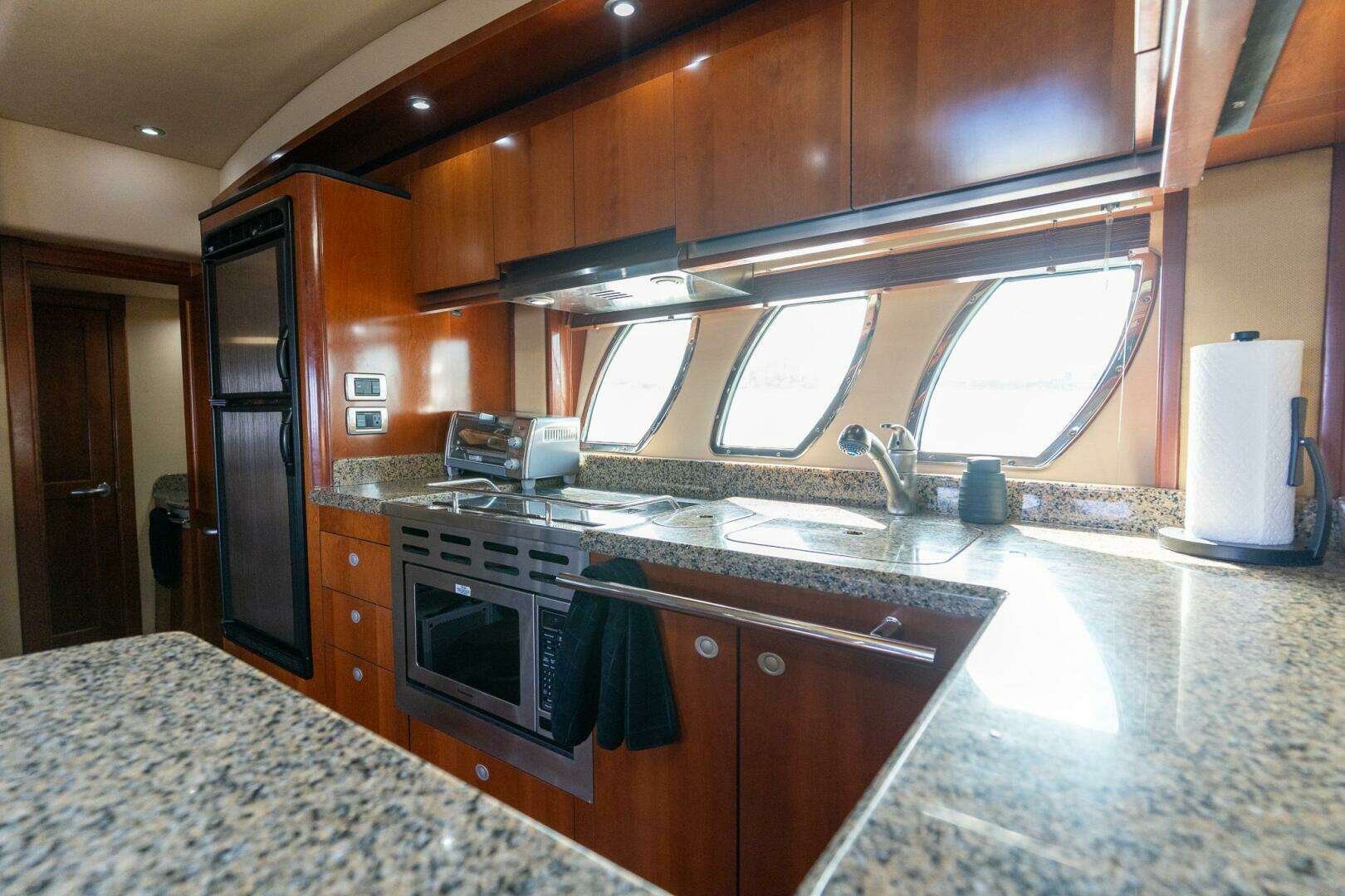 2005 Sea Ray 48 Sundancer - Image 41