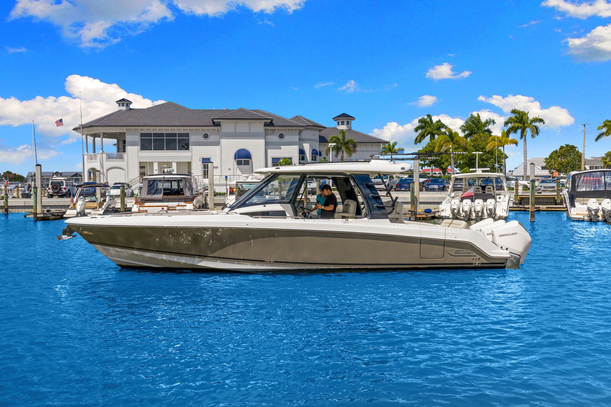 2022 Boston Whaler 350 Realm