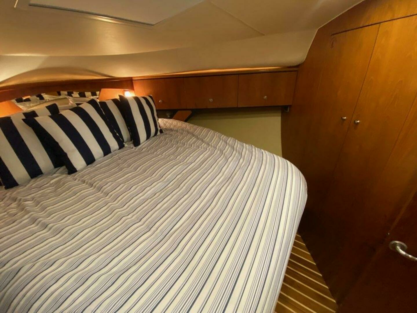 2009 Tiara Yachts 4300 Sovran - Image 15