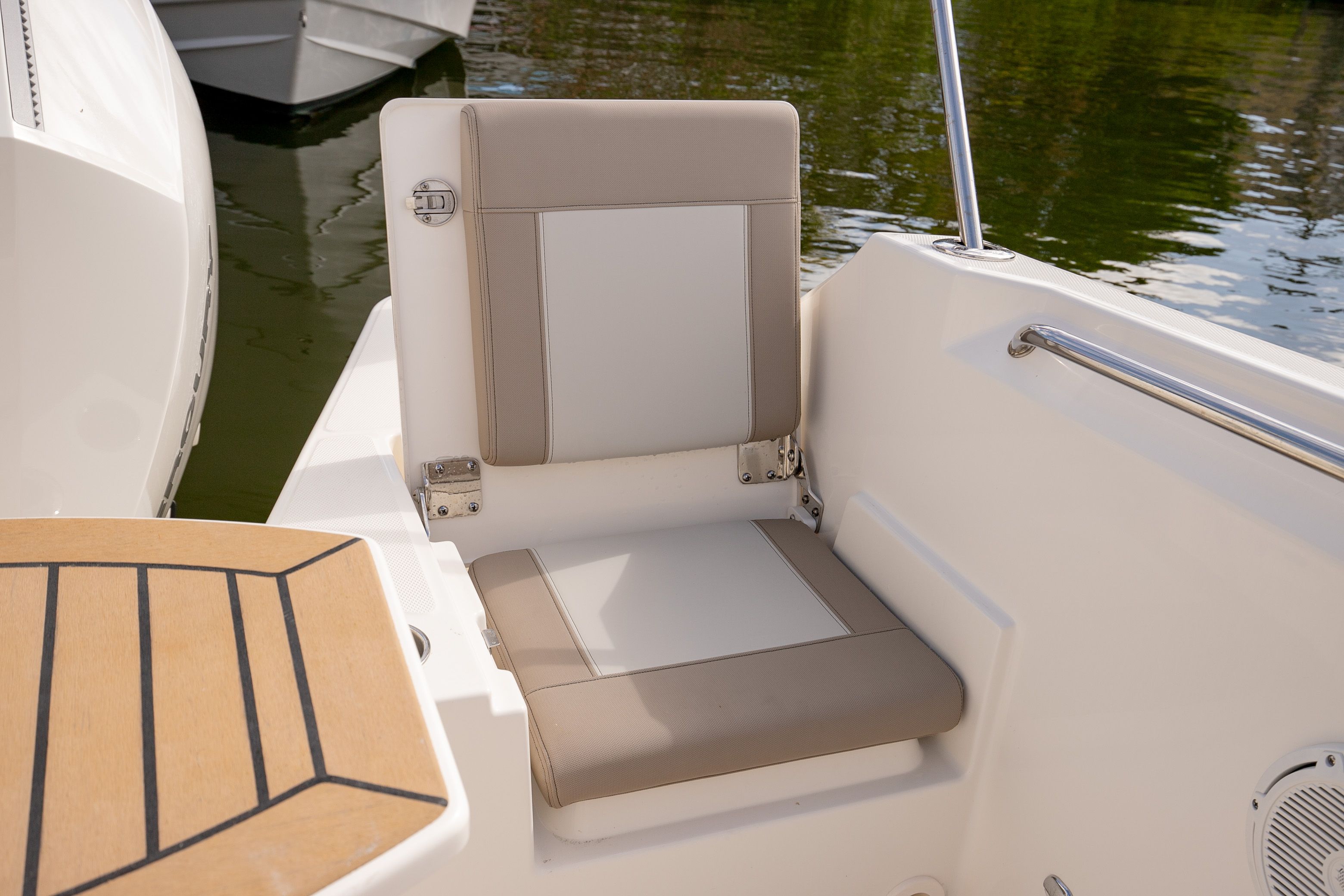 2026 Boston Whaler 210 Vantage - 10