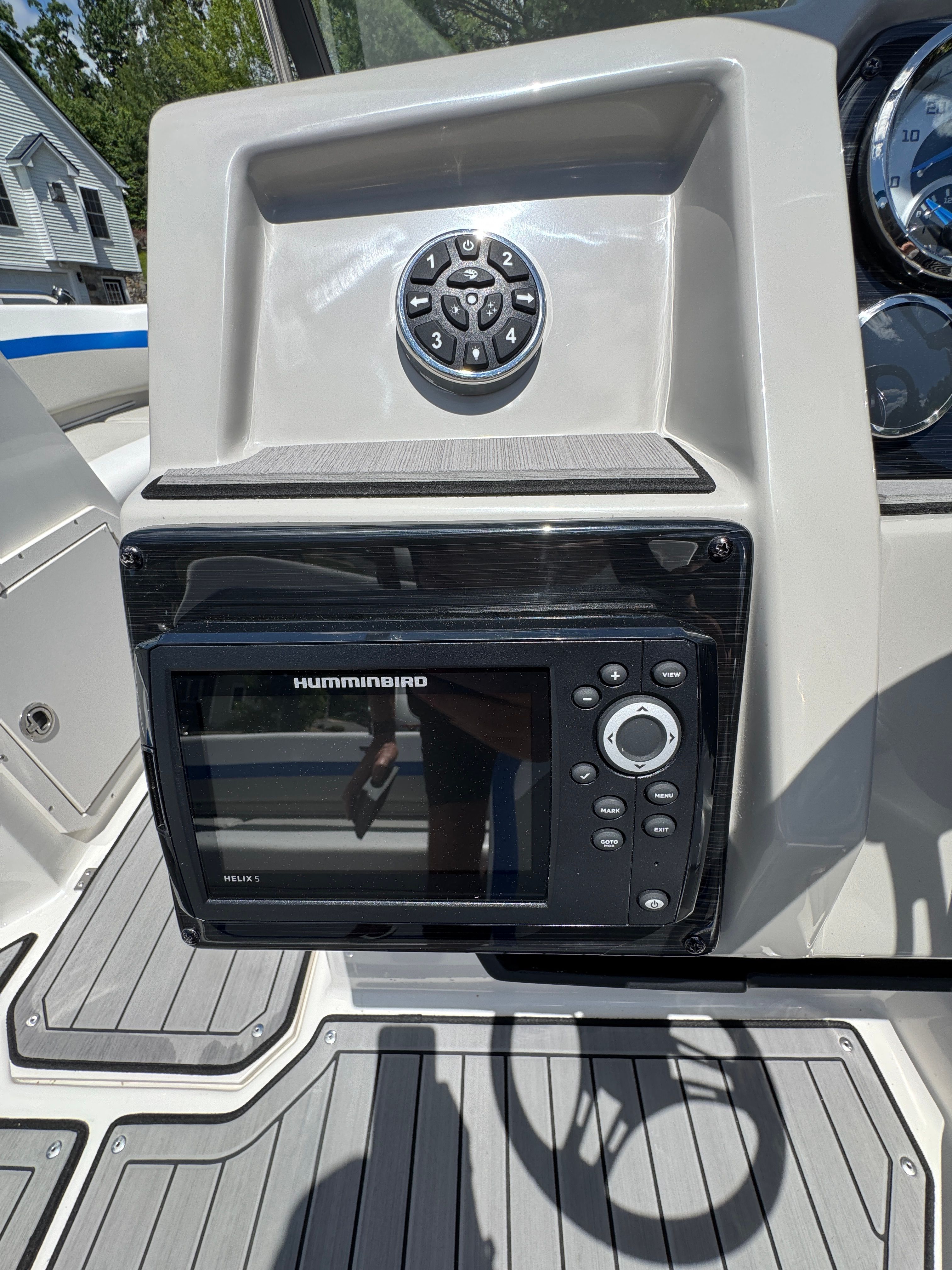 2023 Starcraft SVX 190 OB boat console with Humminbird Helix 5.