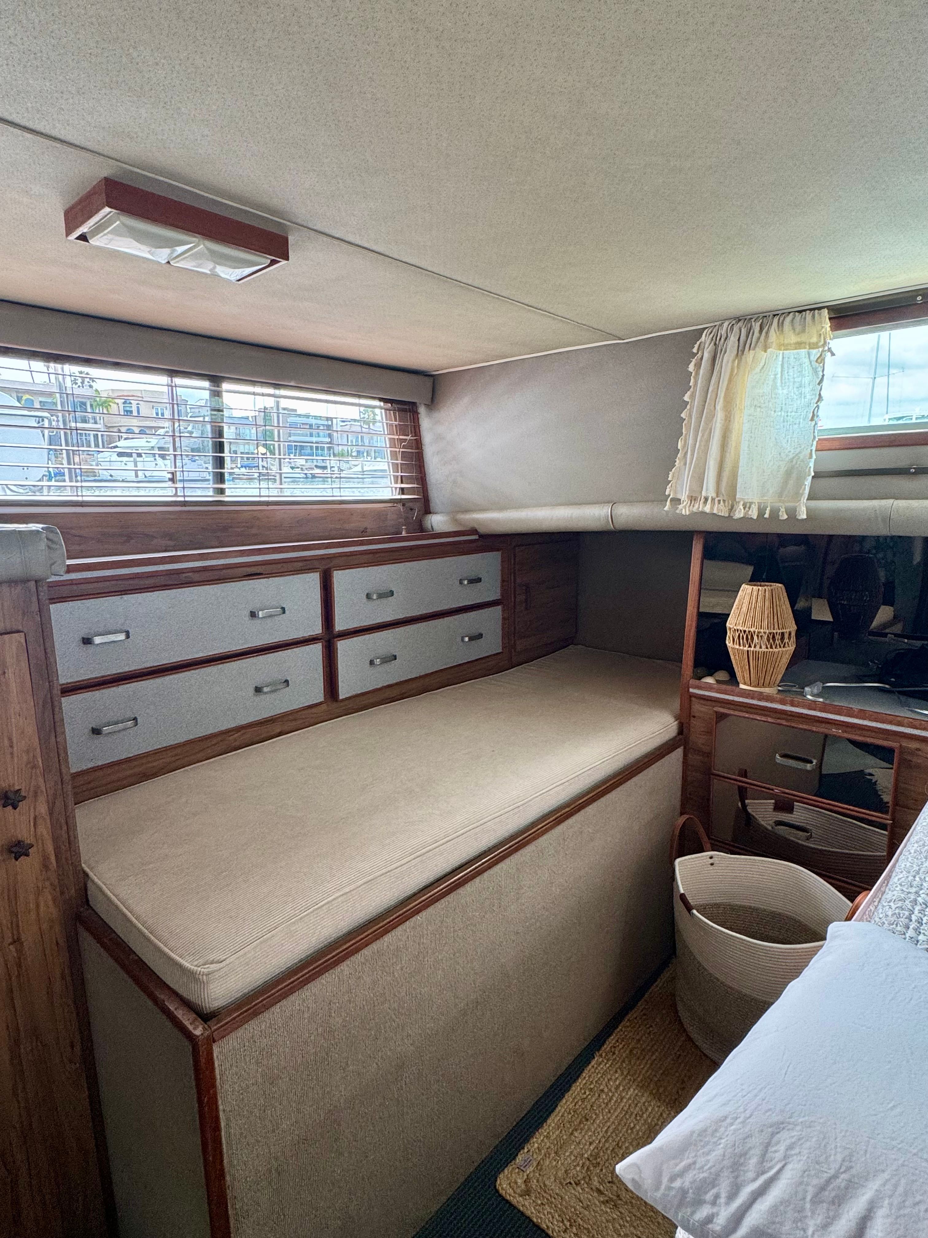 1982 Chris-Craft 381 Catalina - 9