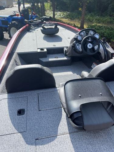2023 Tracker Pro Team 190 TX fishing boat interior with steering console and seating.