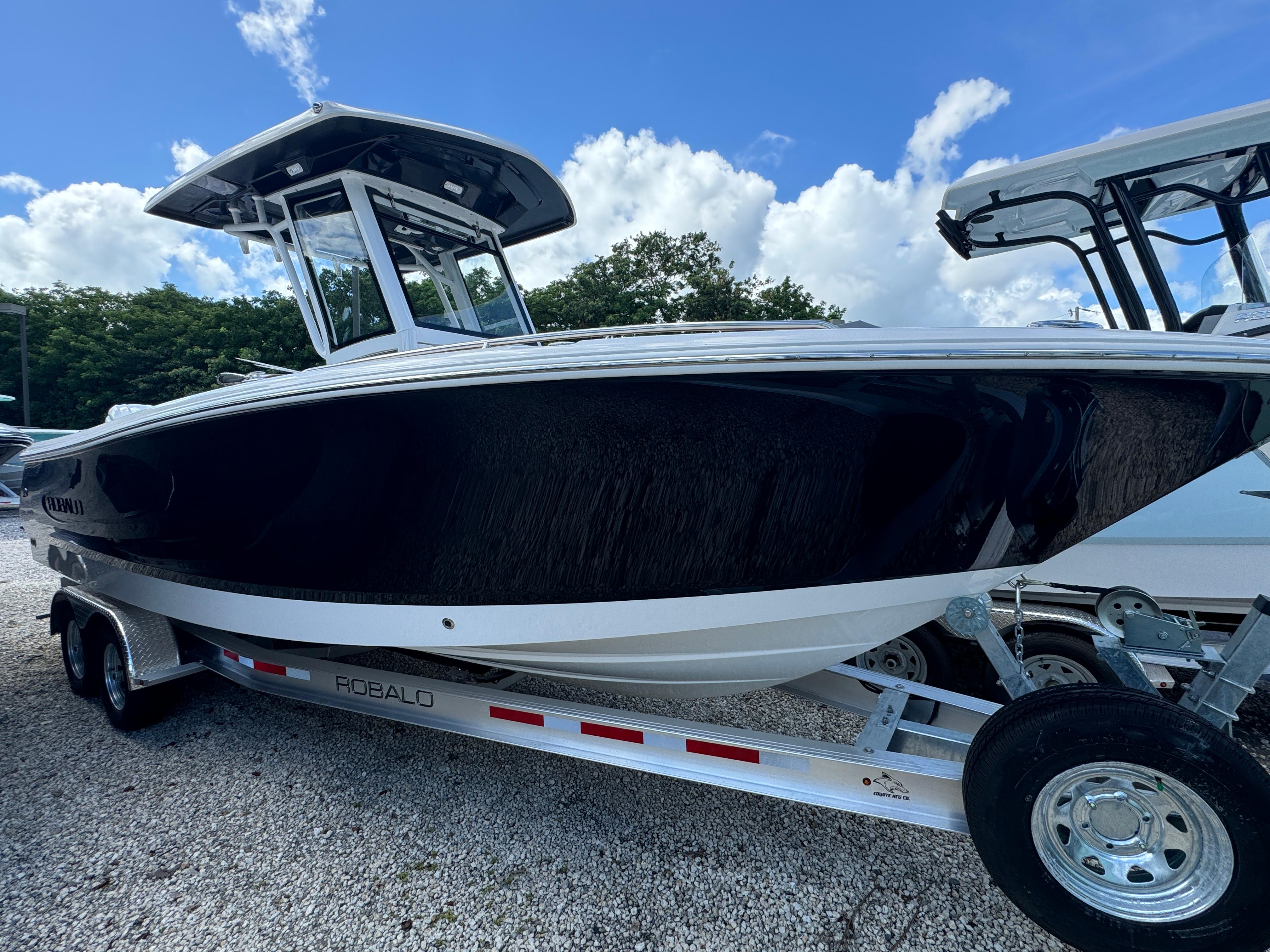 2025 Robalo R250 Center Console