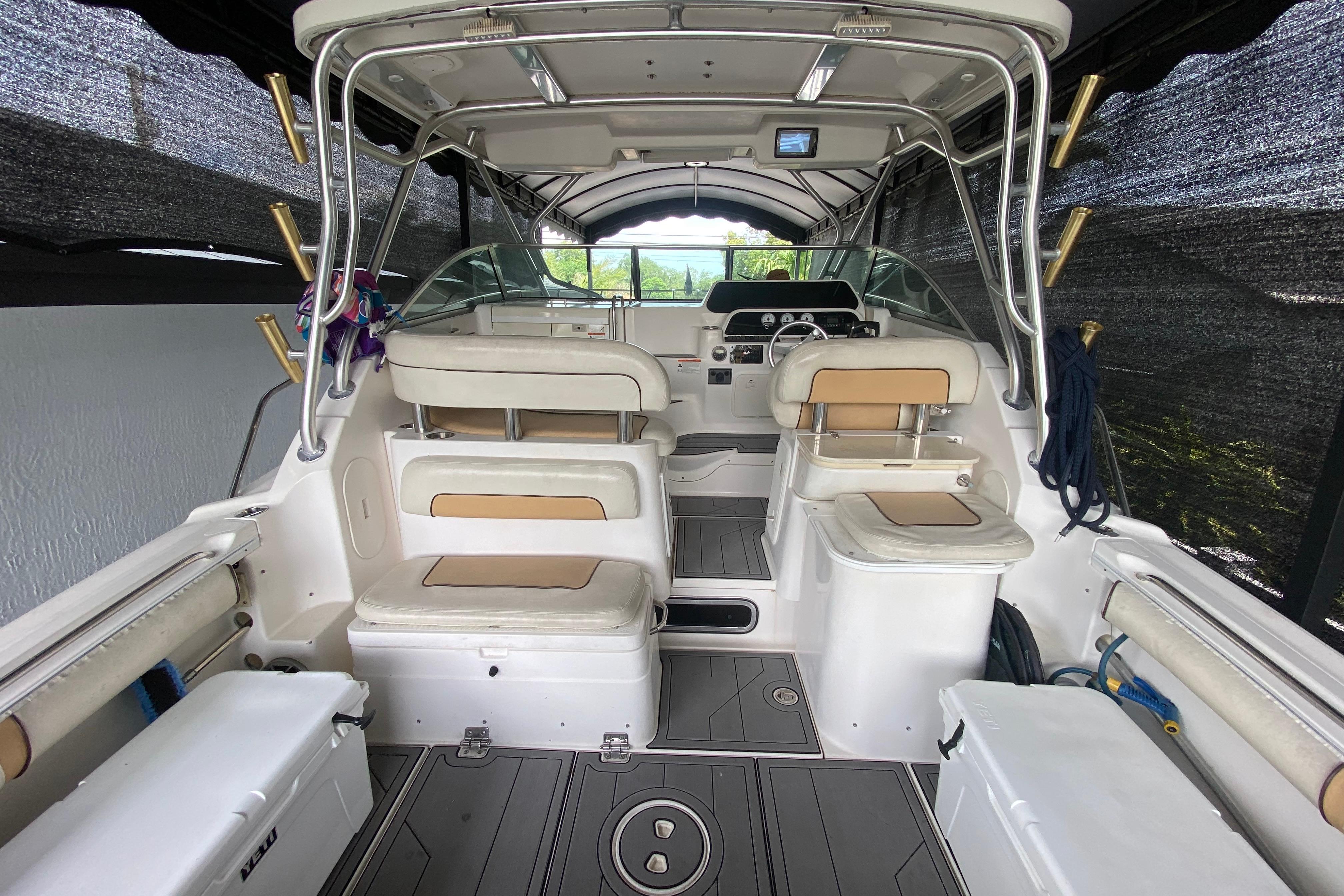 2005 Wellcraft 290 Coastal boat interior with seating, helm, and fishing rod holders.