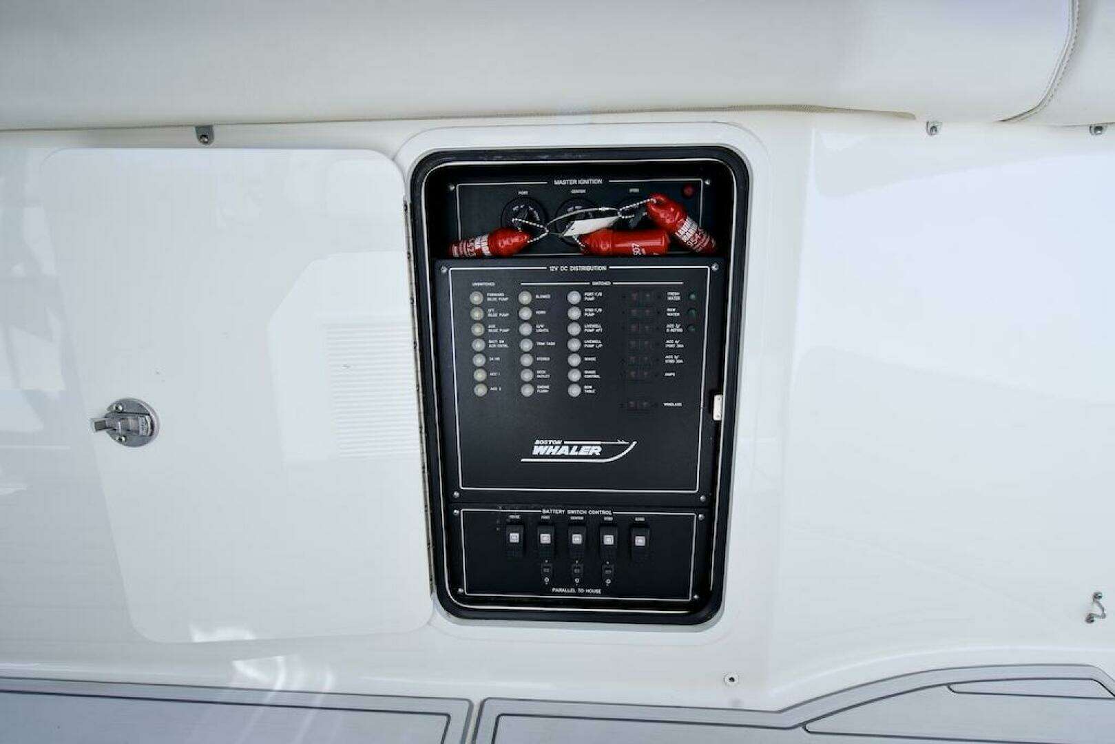 2019 Boston Whaler 350 Realm - Image 30