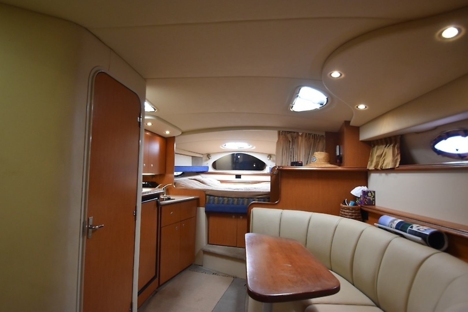 2004 Cruisers Yachts 320 Express - Image 8