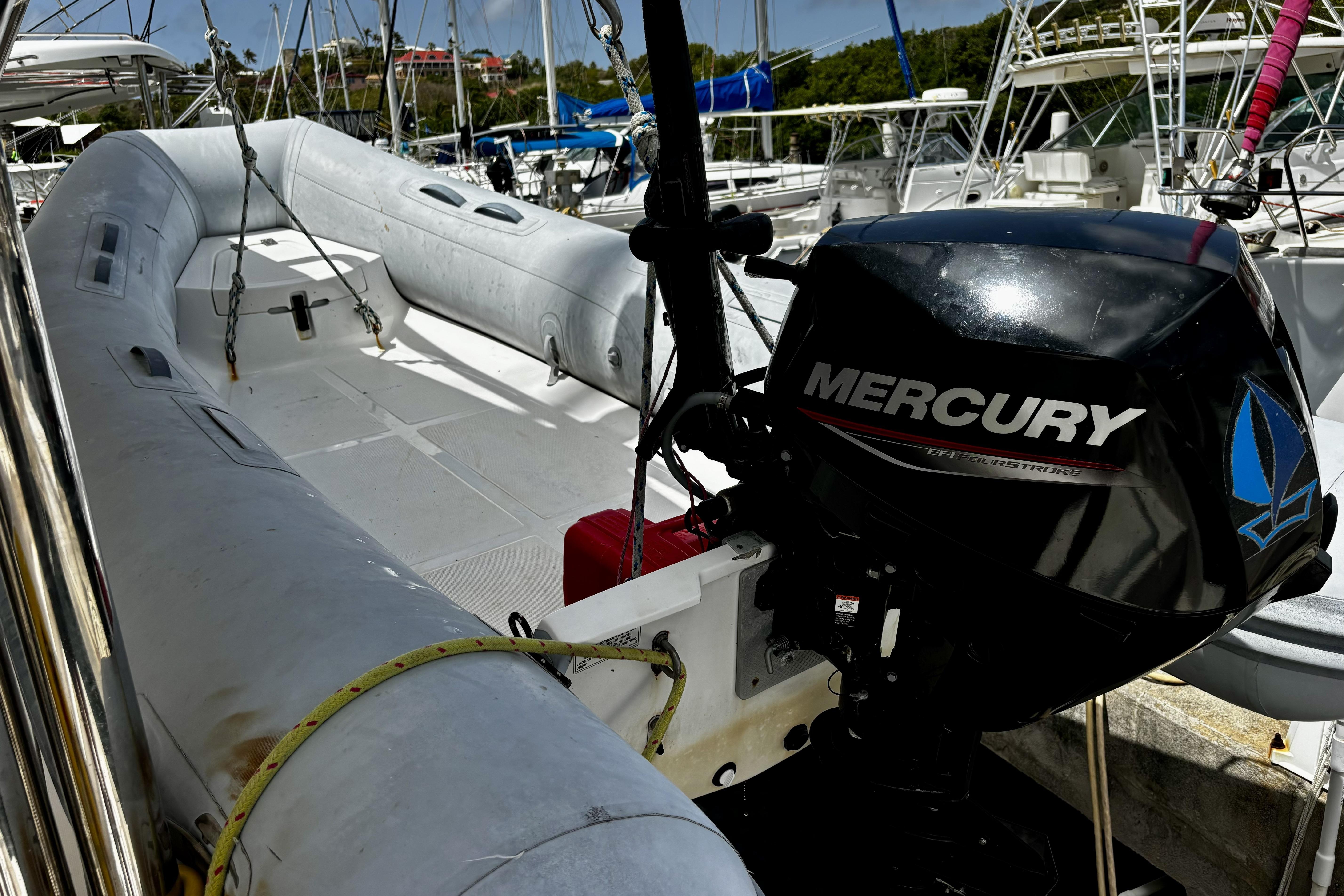 Catamaran Leopard 44 dingy