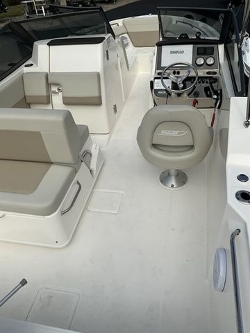 2024 Boston Whaler 210 Vantage - 5