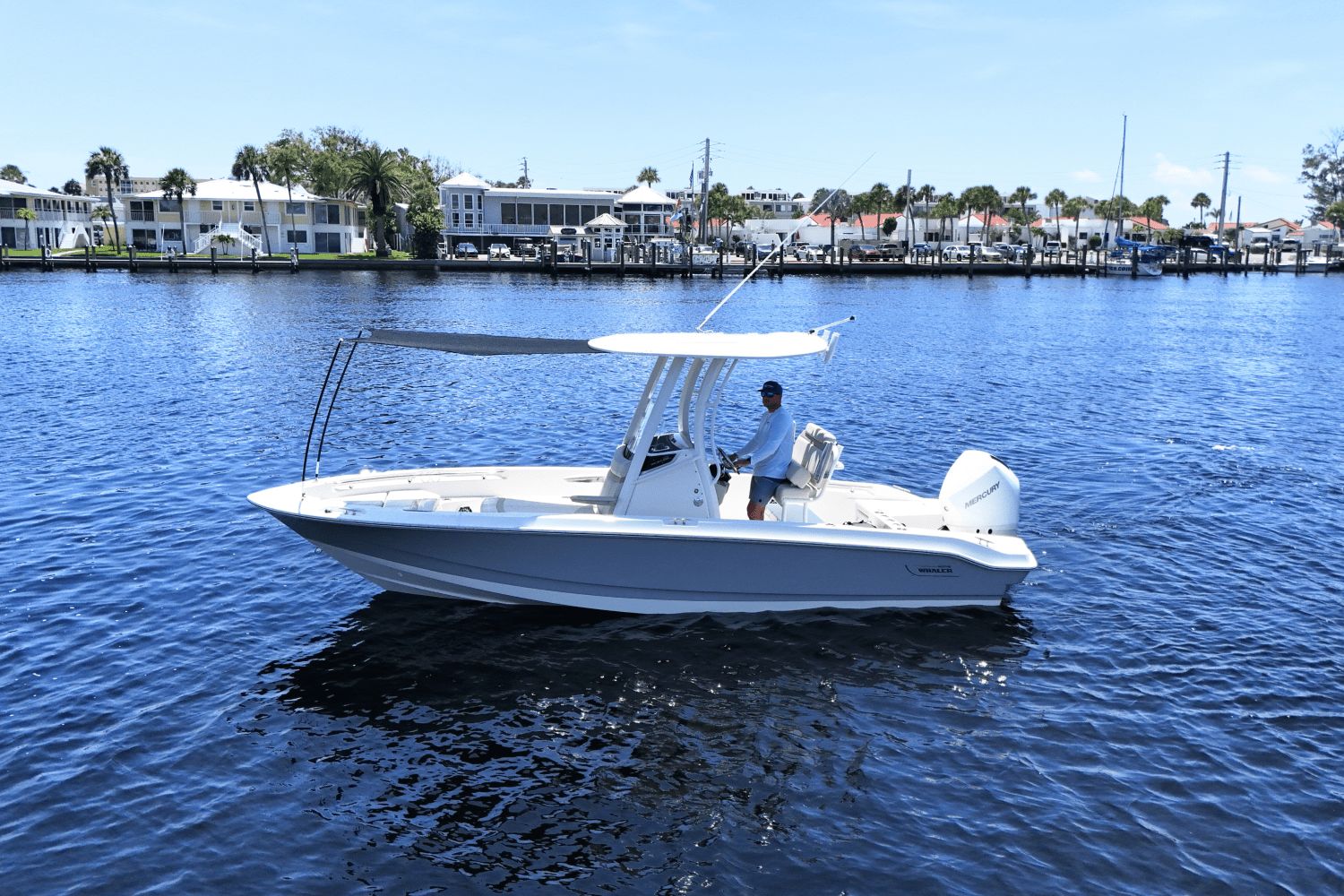 2026 Boston Whaler 220 Dauntless