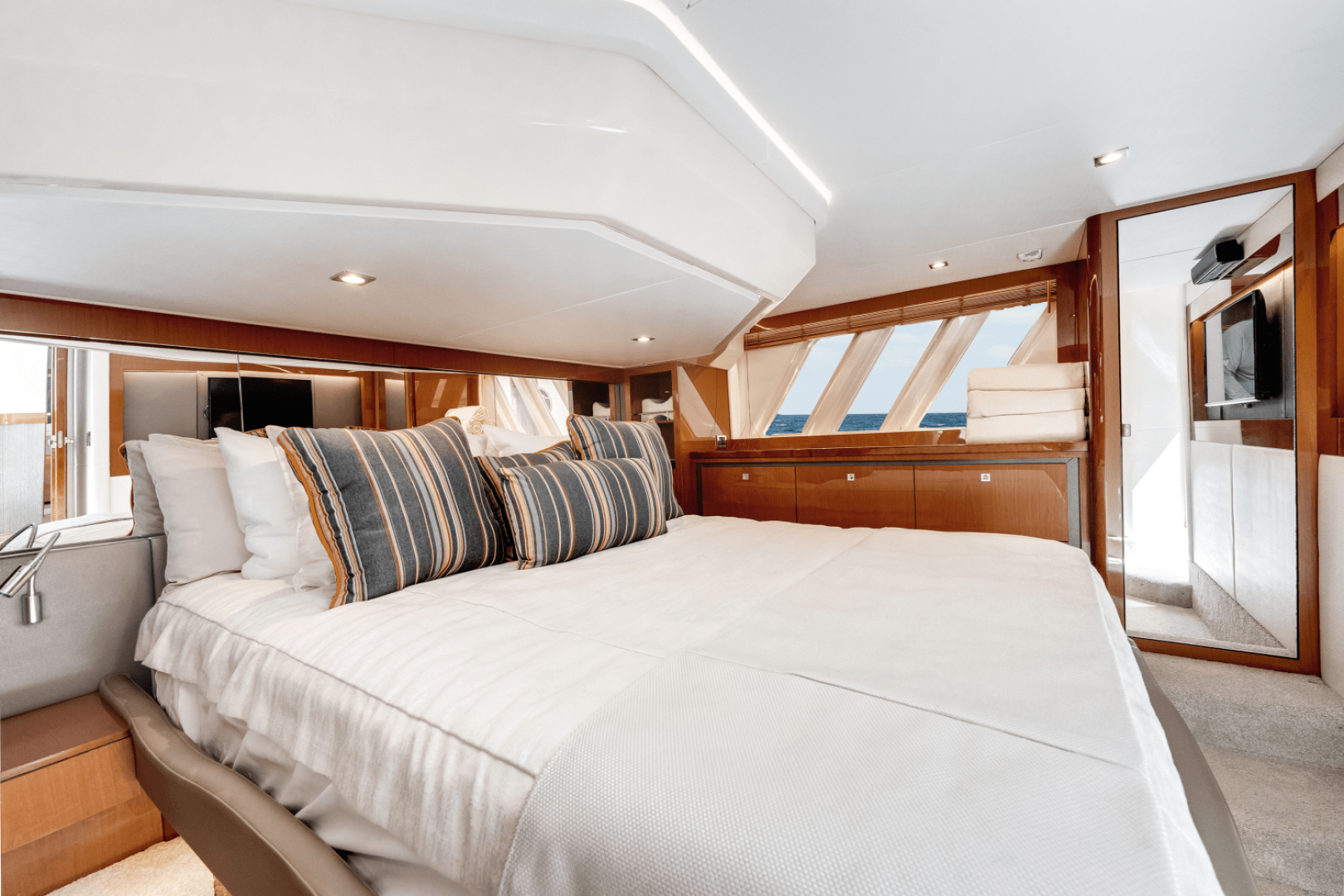 2017 Sea Ray 510 FLYBRIDGE - Image 19