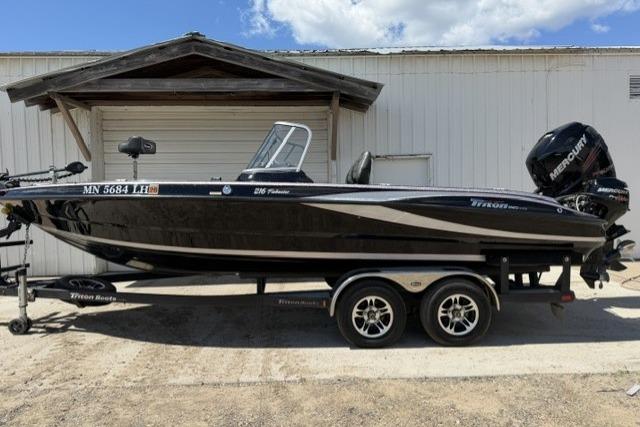 2016 Triton 216 Fishunter