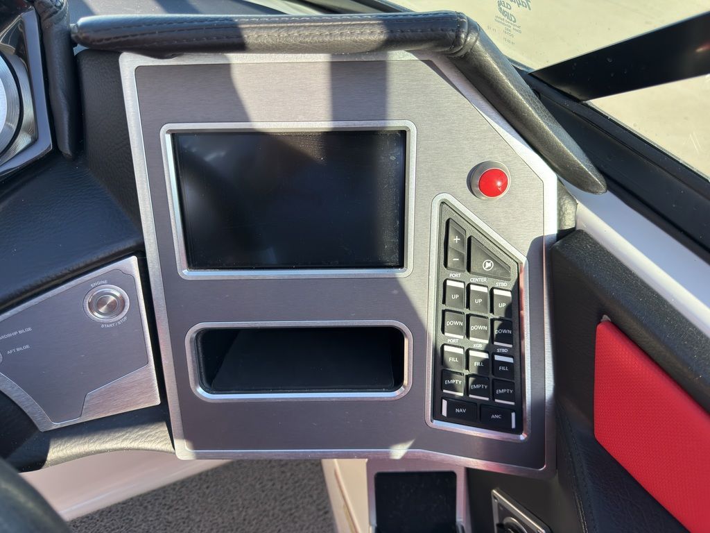 2019 MasterCraft XT22 - 37