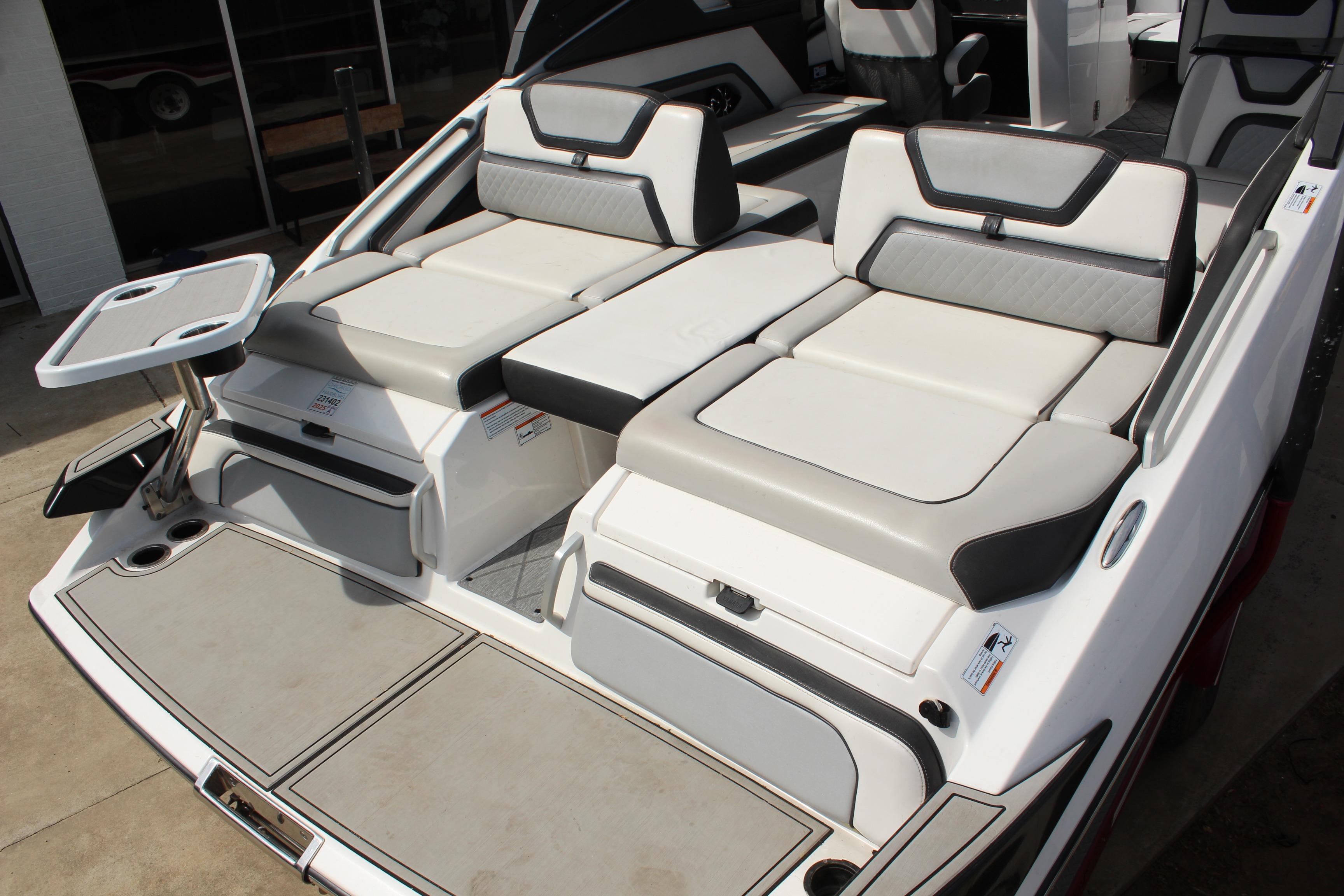 2020 Yamaha Boats 275SE interior with cushioned seating and table, showcasing luxury design.