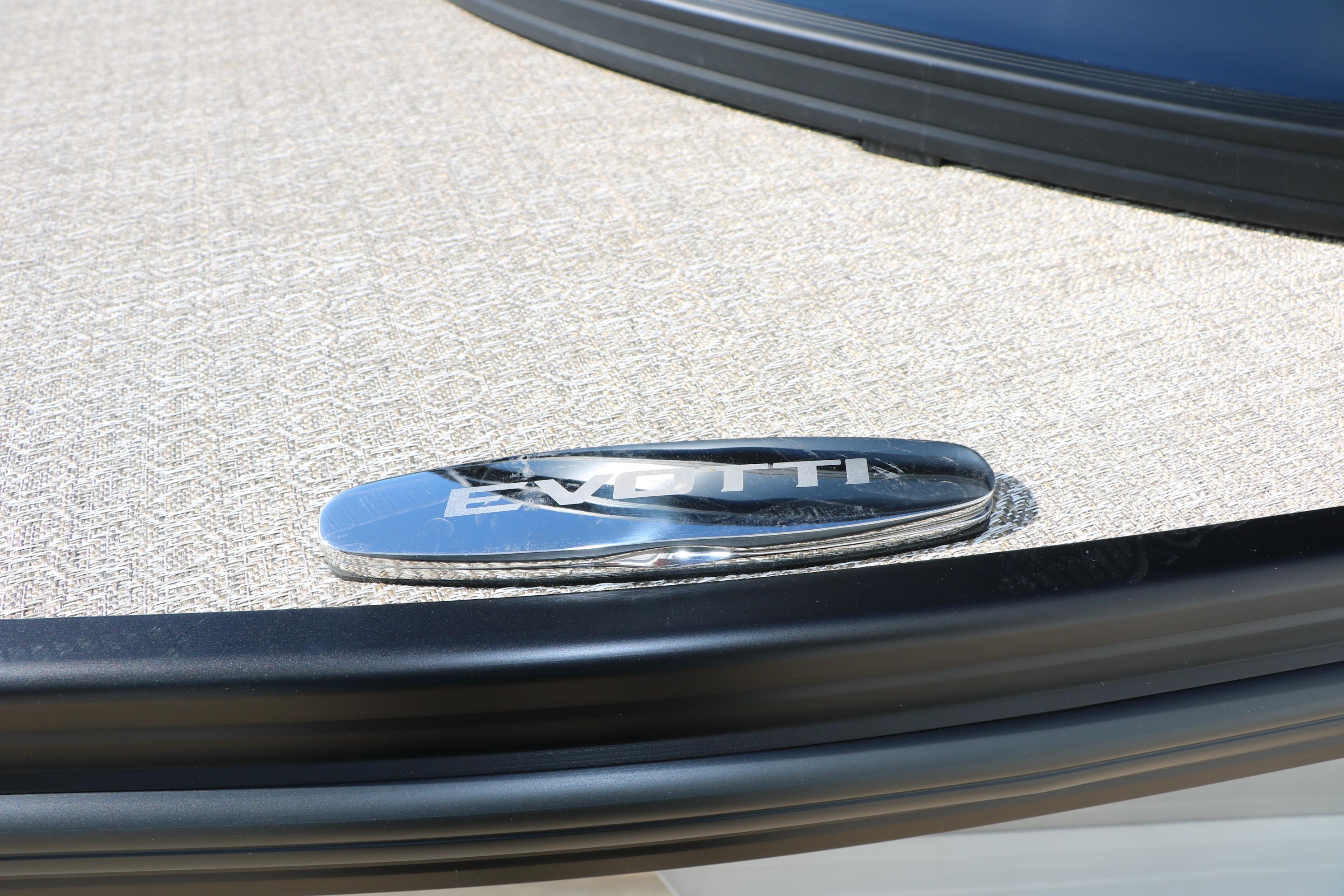 Chrome Evotti logo on 2026 Evotti 525 QL Tri-Toon boat deck.