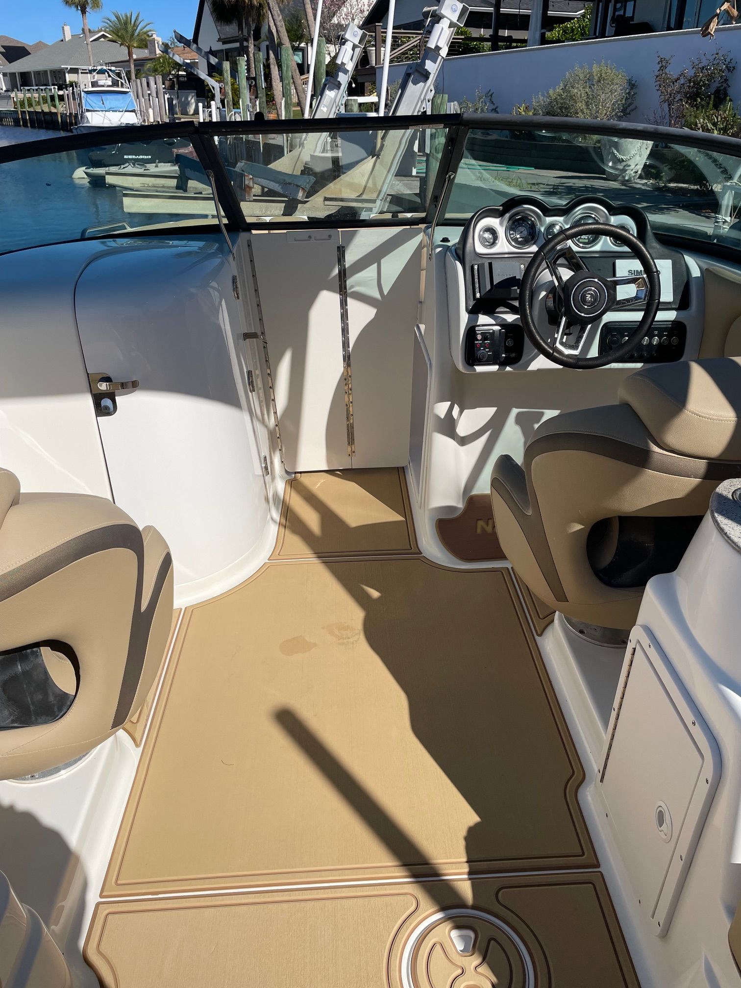 2019 NauticStar 243DC Sport Deck boat with cockpit and helm.