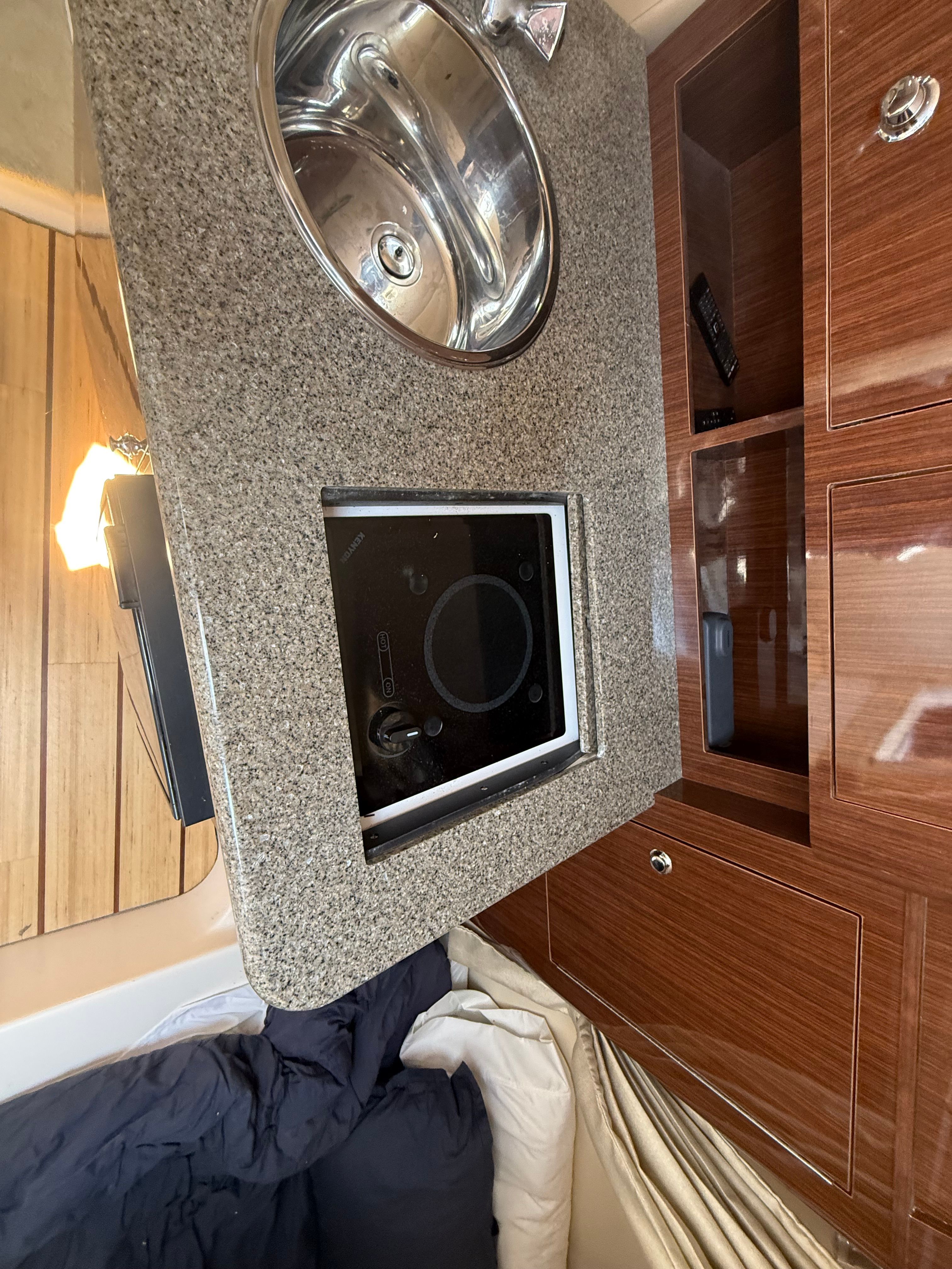 2015 REGAL 30 EXPRESS - Image 30
