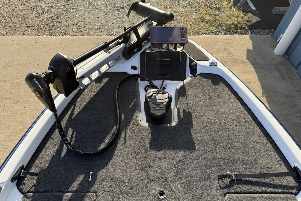 2026 Skeeter ZXR19 SE boat deck with trolling motor and fishfinder.