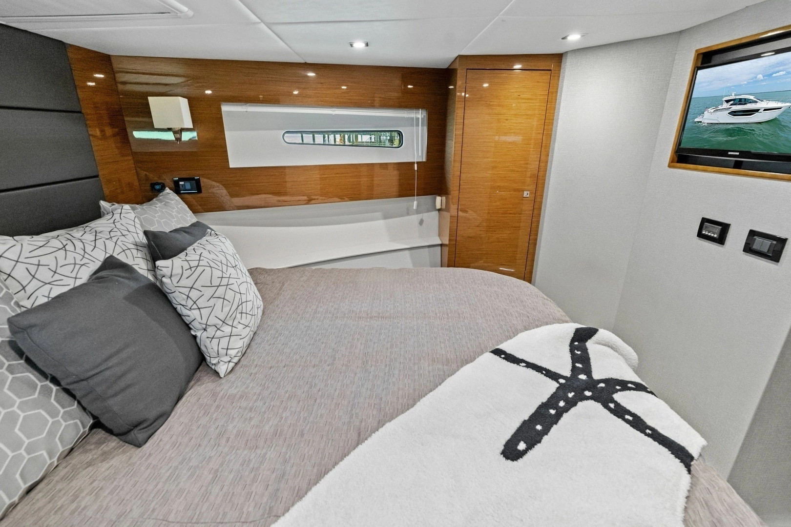 2019 Cruisers Yachts 42 Cantius - Image 43