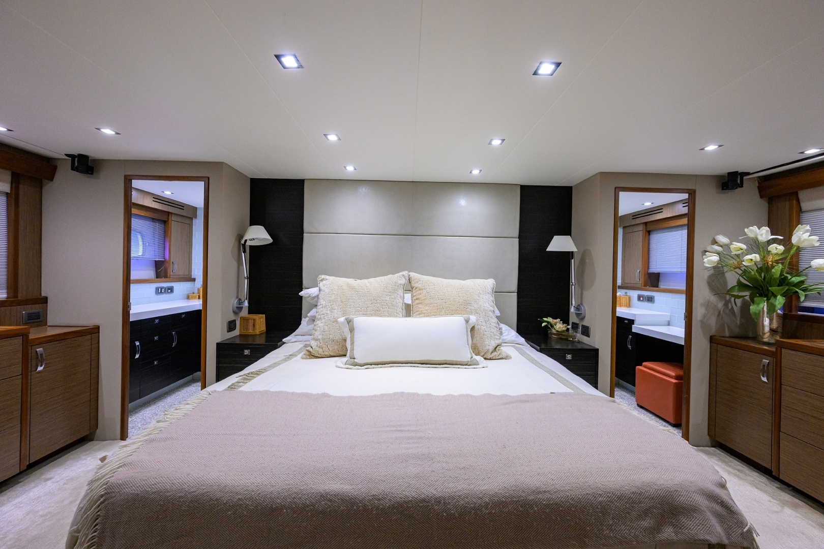 2013 Hatteras 80 Motor Yacht - Image 19