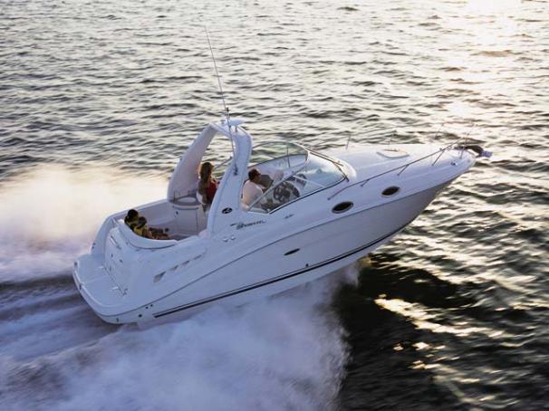 2006 Sea Ray Sundancer 260 cruising on the water.