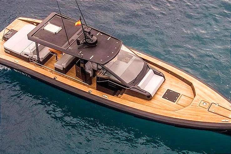 Luxury yacht Windy SR52 from 2013 on the water.