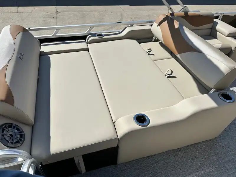 2026 Avalon LSZ Versatile Rear Lounger 23FT - 11
