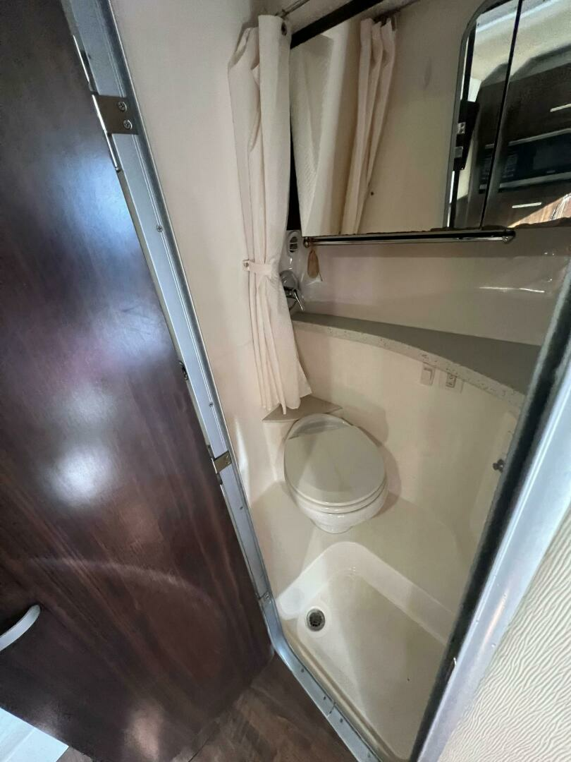 2018 Regal 28 Express - Image 16