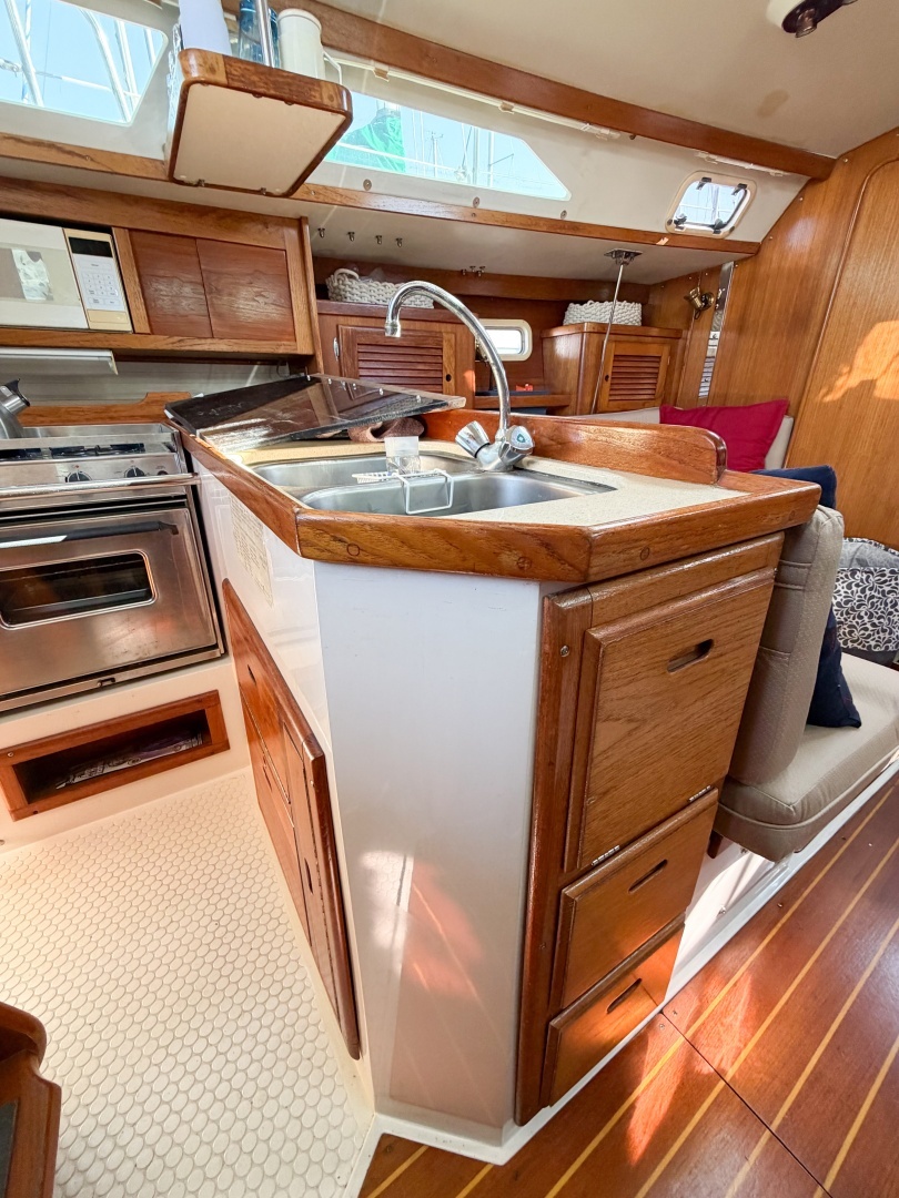 1996 Catalina 36 Mk II - Image 33