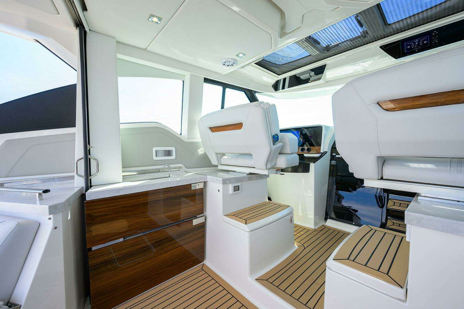 2022 Tiara Yachts 43 LE - Image 4