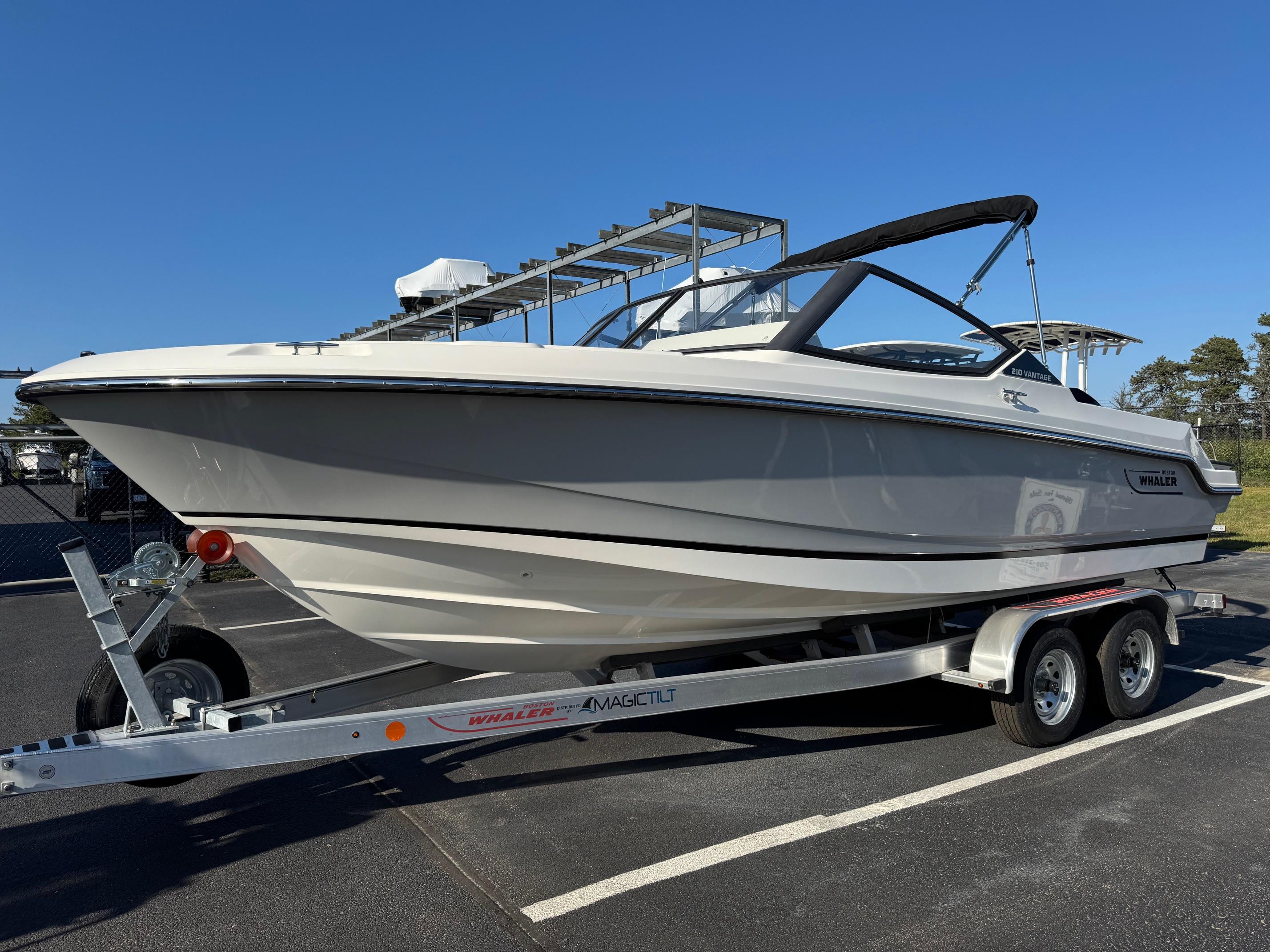 2025 Boston Whaler 210 Vantage