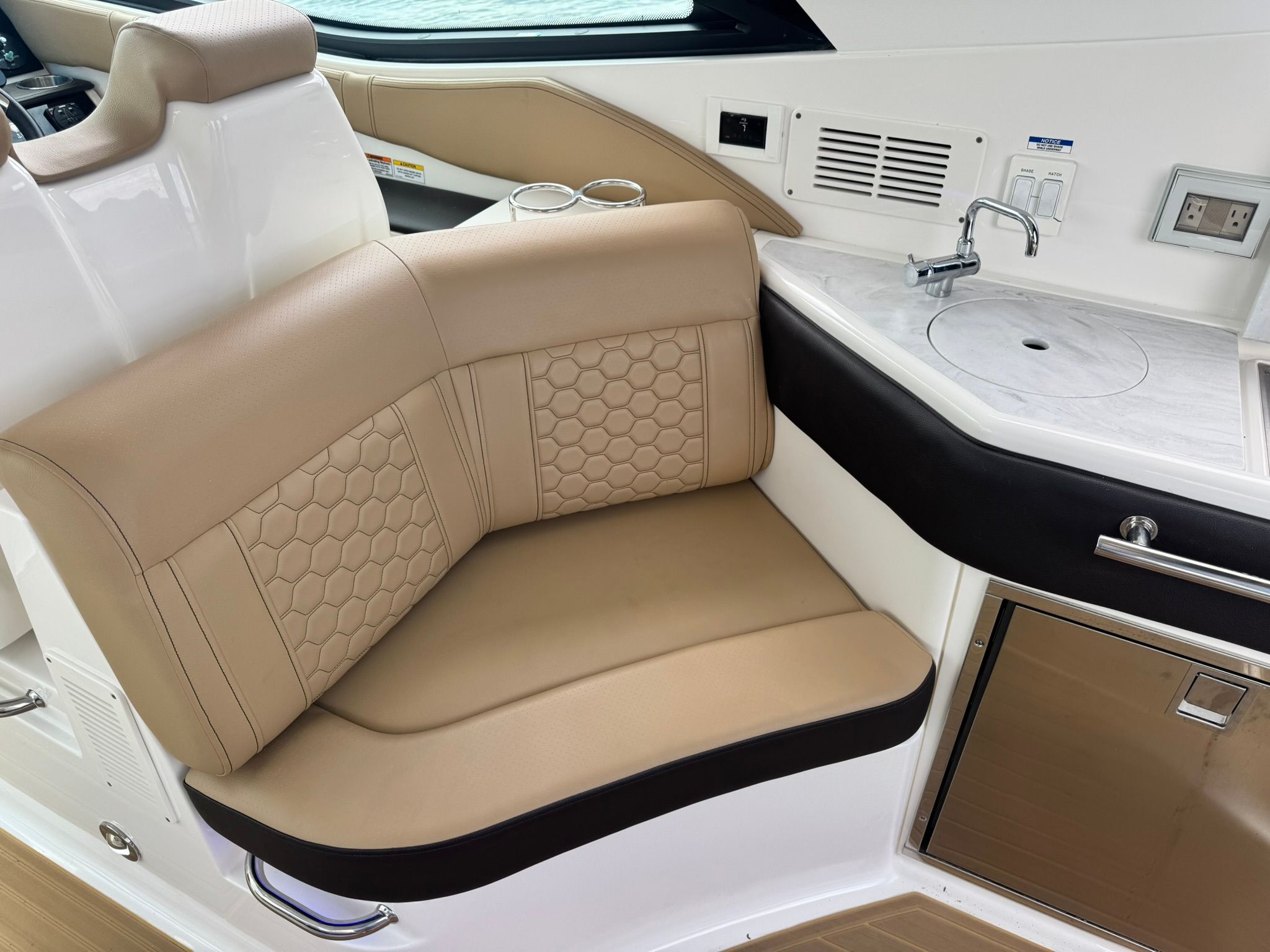 2023 Sea Ray DA320 Coupe - 10