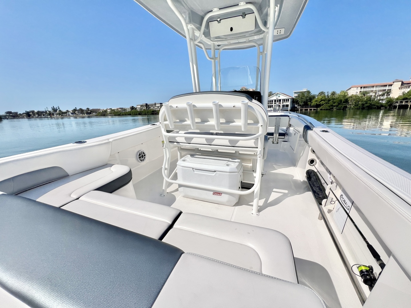 2021 Robalo R242 Explorer - Image 12