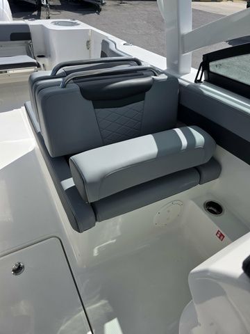 2026 Robalo R277 - 17