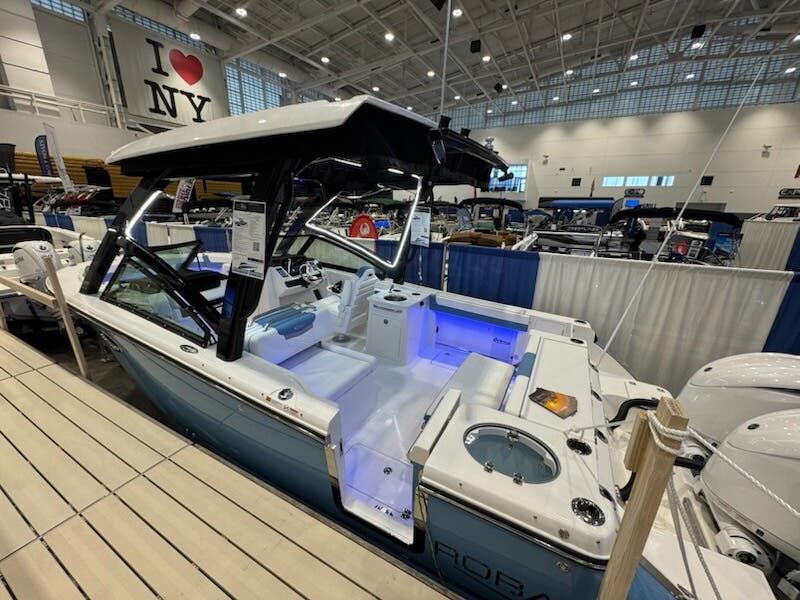2026 Robalo Dual Console R 257 - 18