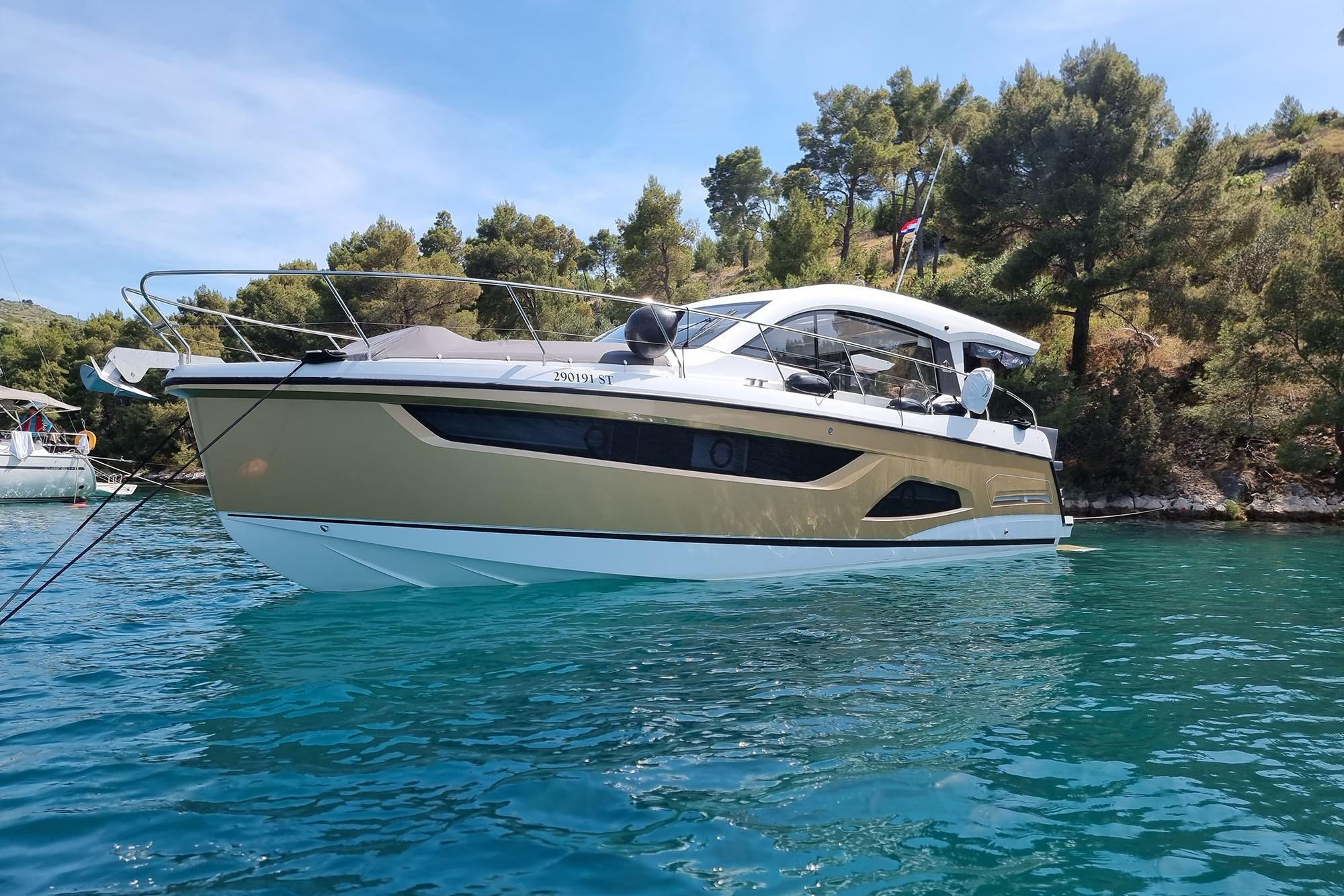 2024 Sealine C390