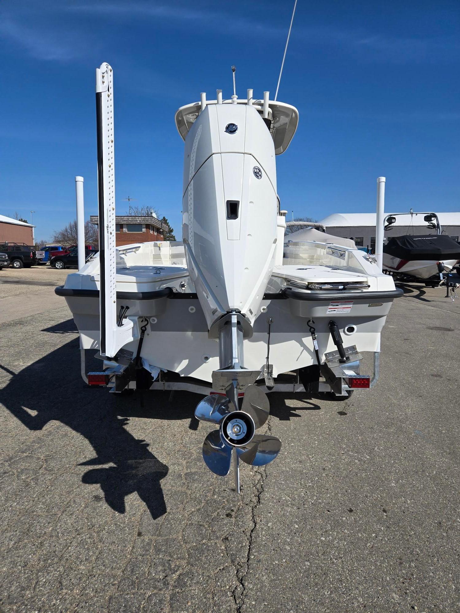 2025 Boston Whaler 250 Dauntless - 2