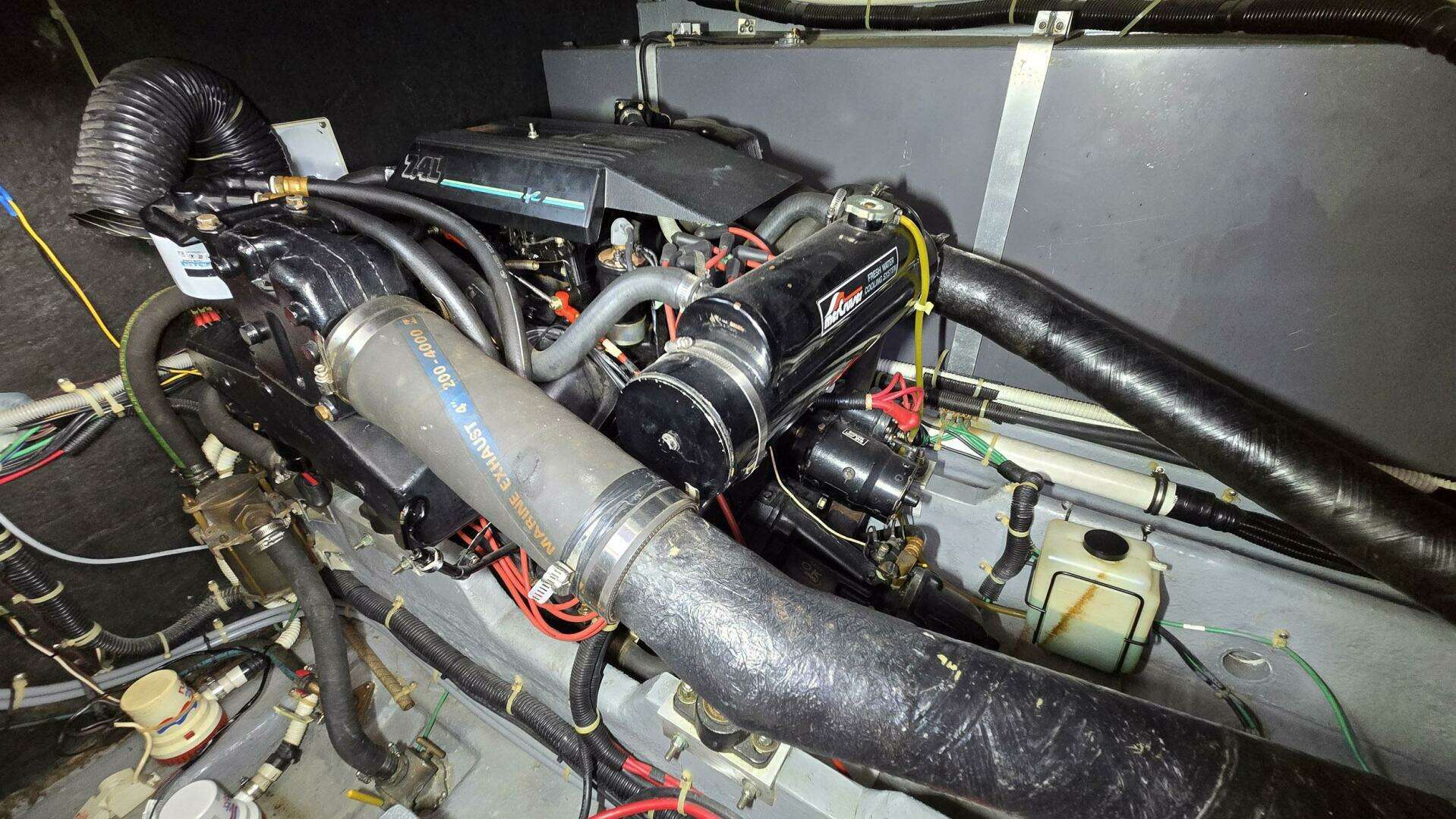 1988 Sea Ray 390 Express Cruiser - Image 13