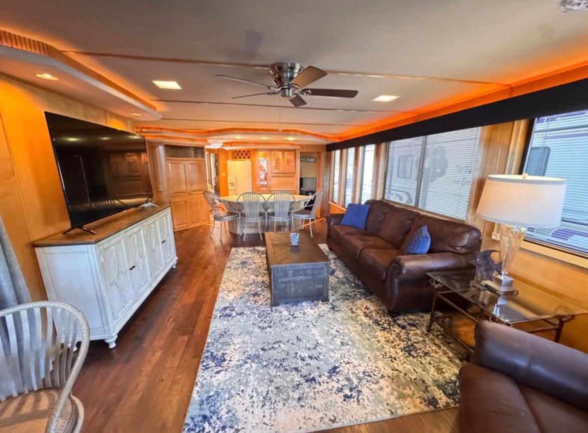 Interior of a 1998 Stardust Cruisers houseboat with modern furnishings.