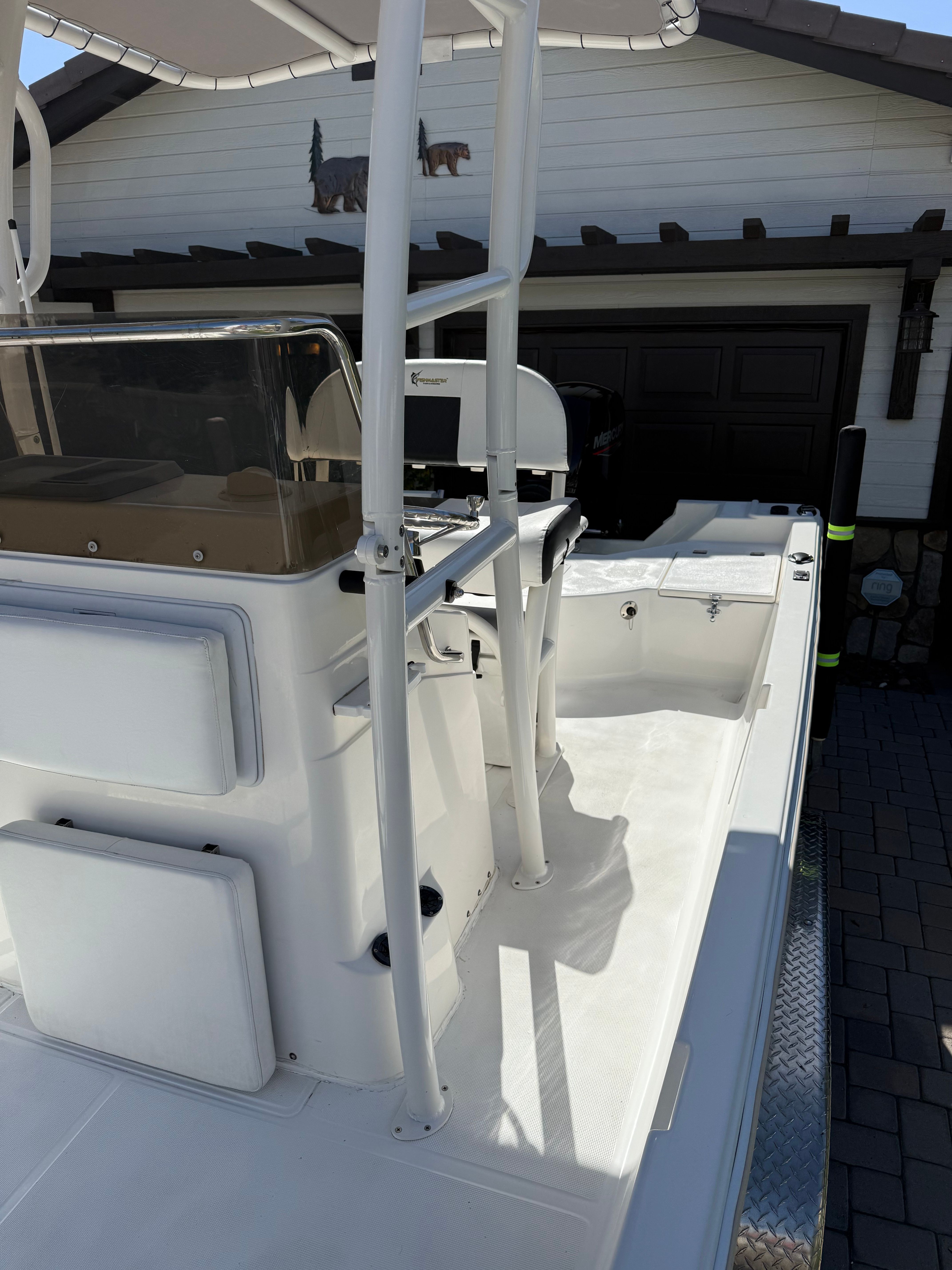 1998 Robalo 2100 Bay Hunter boat in a driveway.