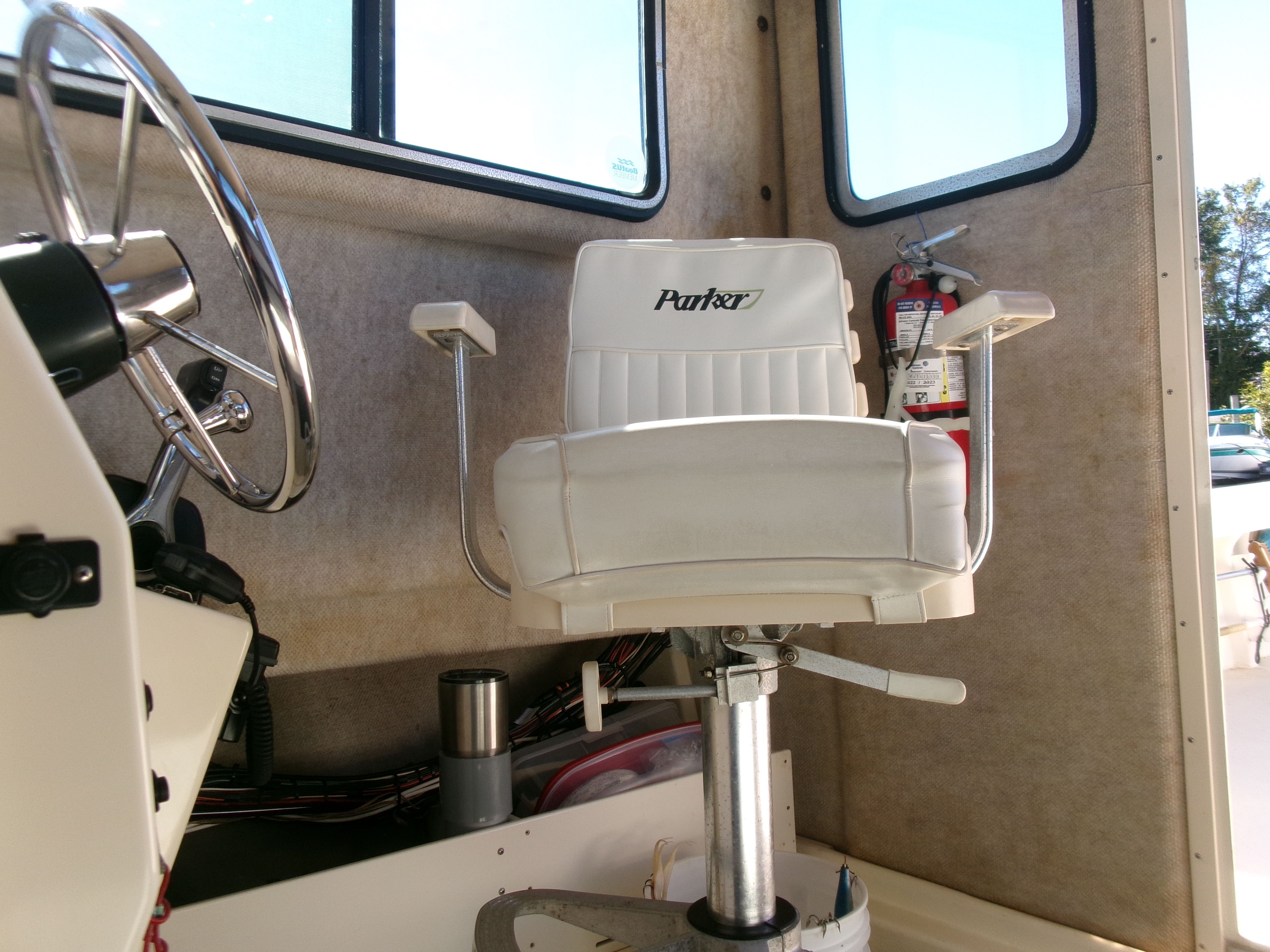 The interior of a 2007 Parker 2520 XL Sport Cabin features a white captain's chair and steering wheel.