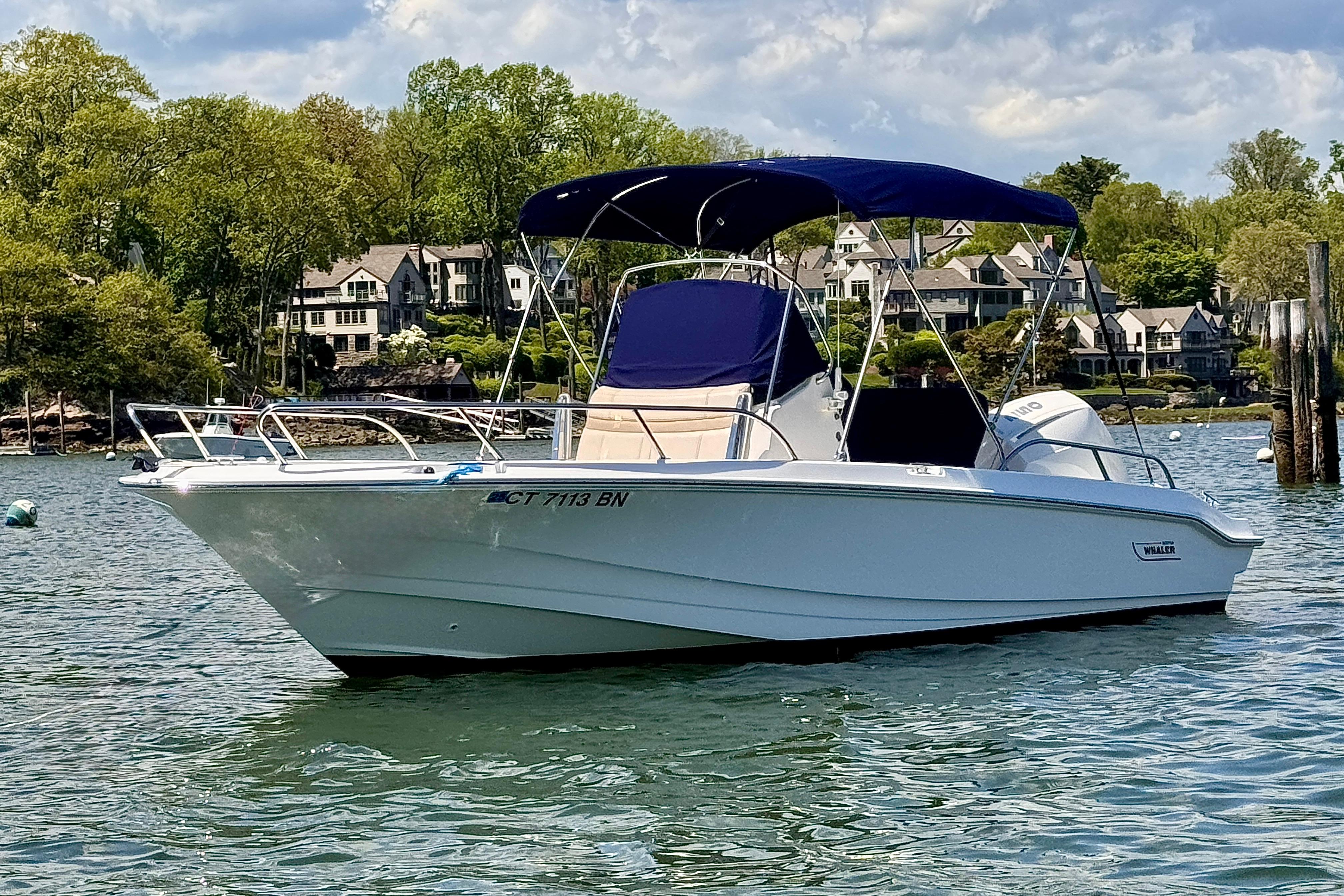 2022 Boston Whaler 220 Dauntless